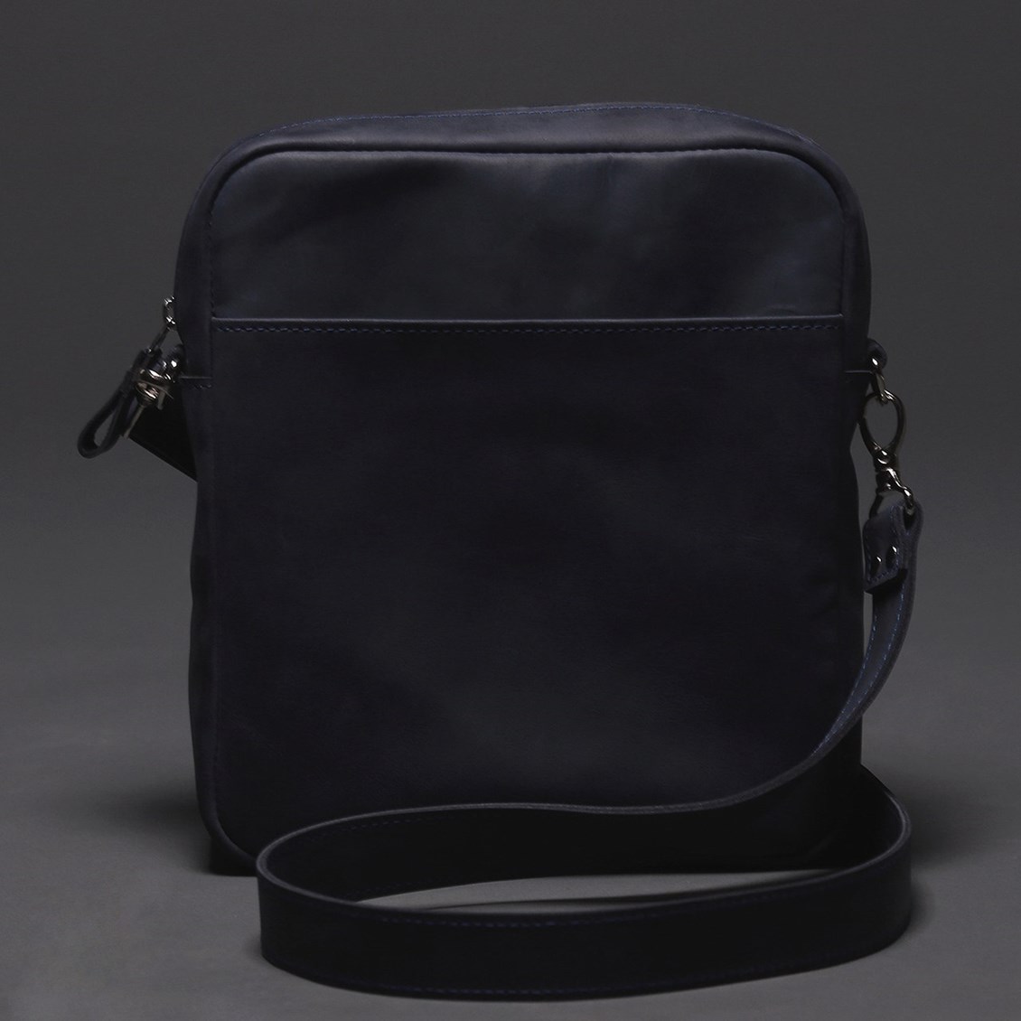 

Мужская сумка Holla Messenger Bag S ручной работы из натуральной кожи Темно-синяя с плечевым ремнем