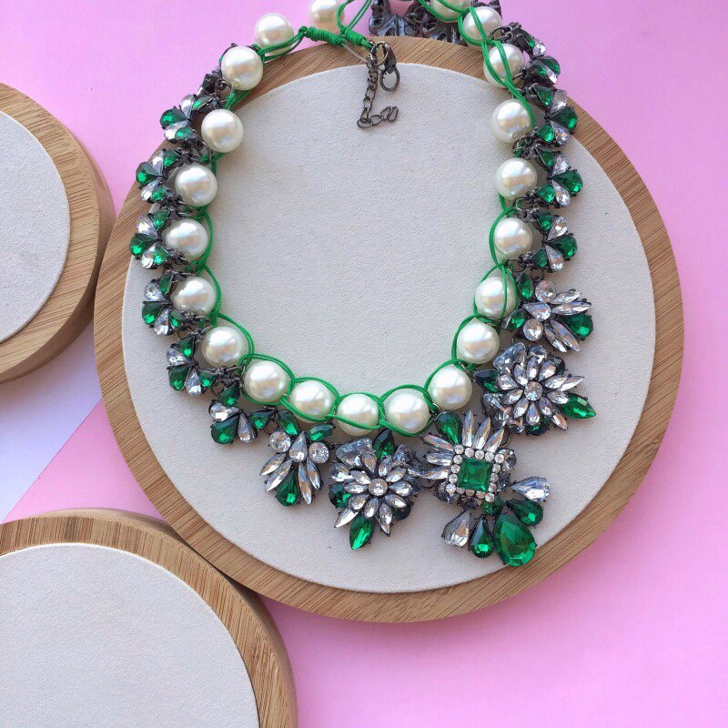 

Колье Miss Odri "Green Shourouk" женское зеленое с белыми стразами и жемчугом + подарочная упаковка