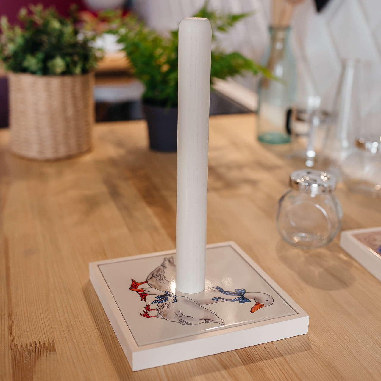 

Держатель бумажных рулонных полотенец настольный Allicienti из дерева и керамики Чешские гуси