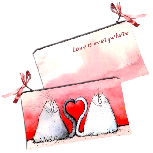 

Косметичка женская Presentville Love is everywhere 20x12 см