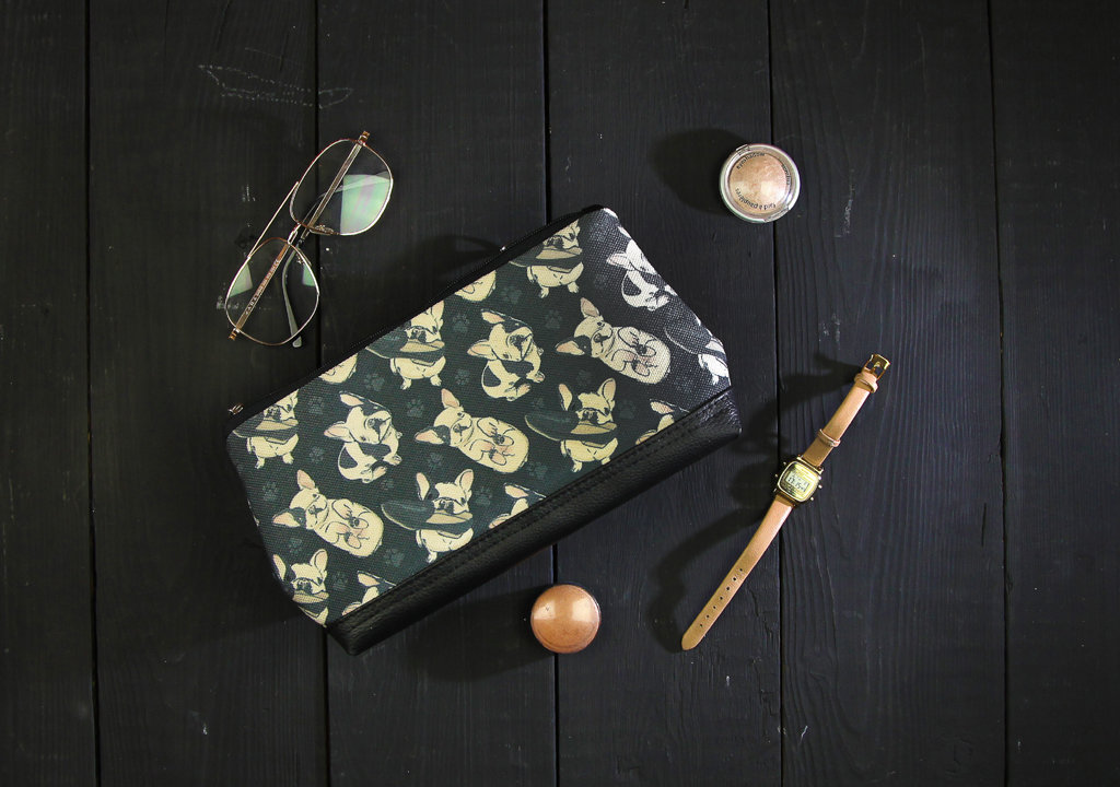 

Косметичка дорожная Lovely Presentville Мопсы на черном фоне 26x15x8 см
