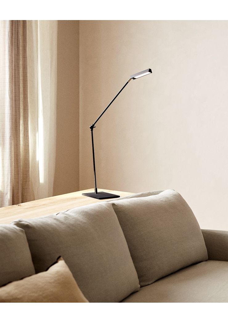 

Металева настільна лампа з прогумованим покриттям та світлодіодною лампочкою