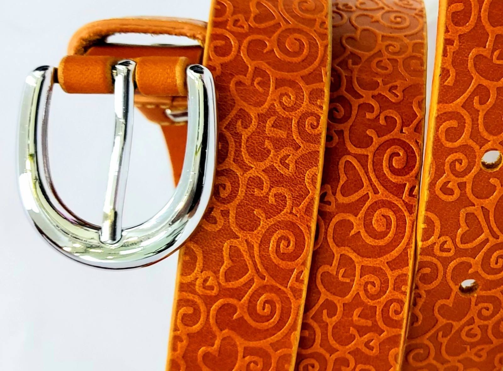 

Ремень женский натуральная кожа JK Ширина 25 мм. Оранжевого цвета с тиснением сердечки