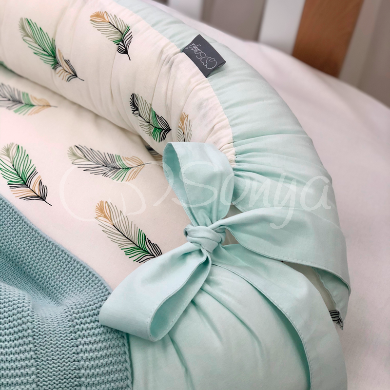 

Кокон для новорожденных (позиционер гнездышко) Baby Design Перо мята 90х65 см