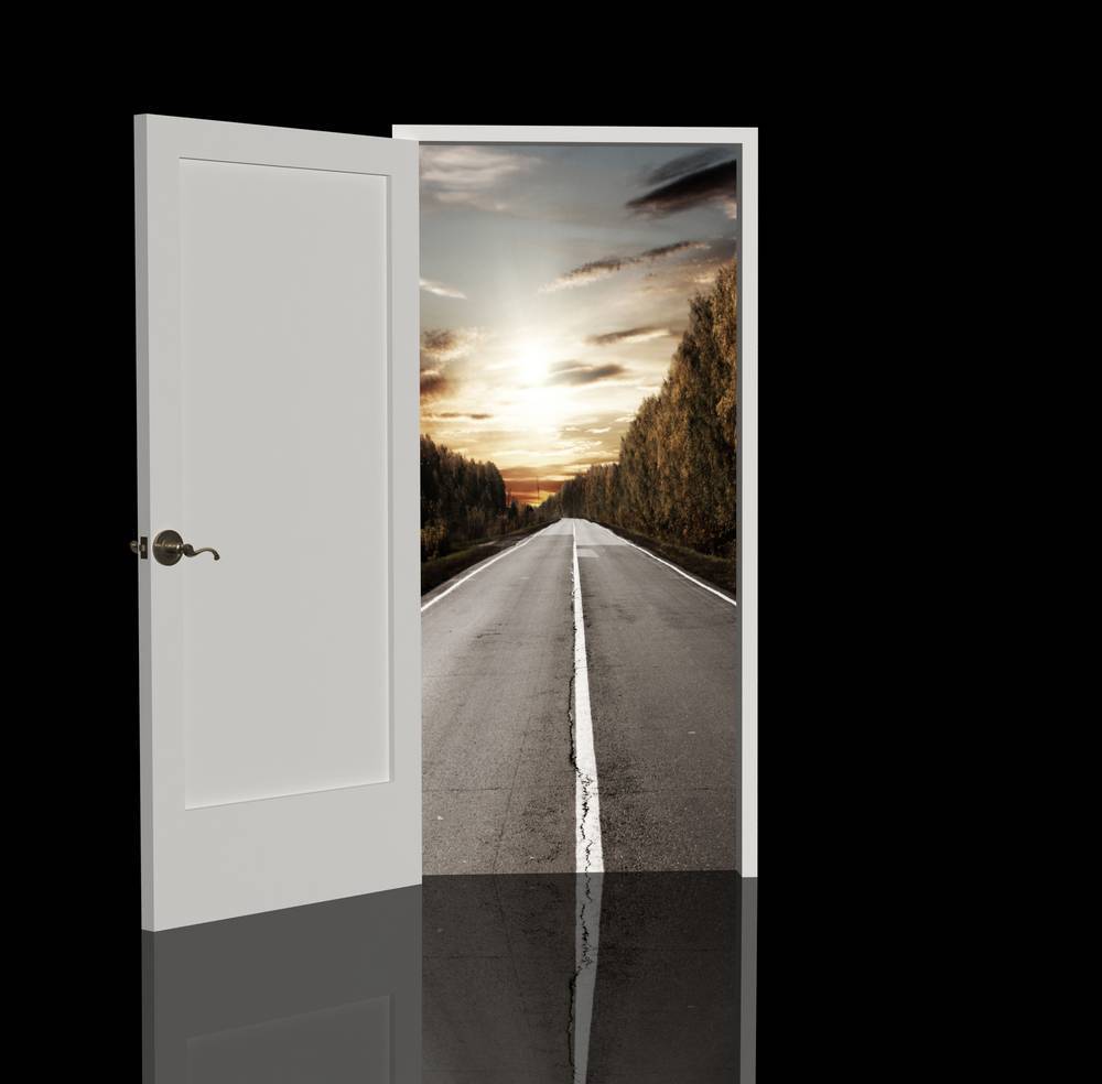Открыть дверь видное. Дверь на дороге. Дверь в новую жизнь. Дорога за дверью. Дорогая Открой дверь.
