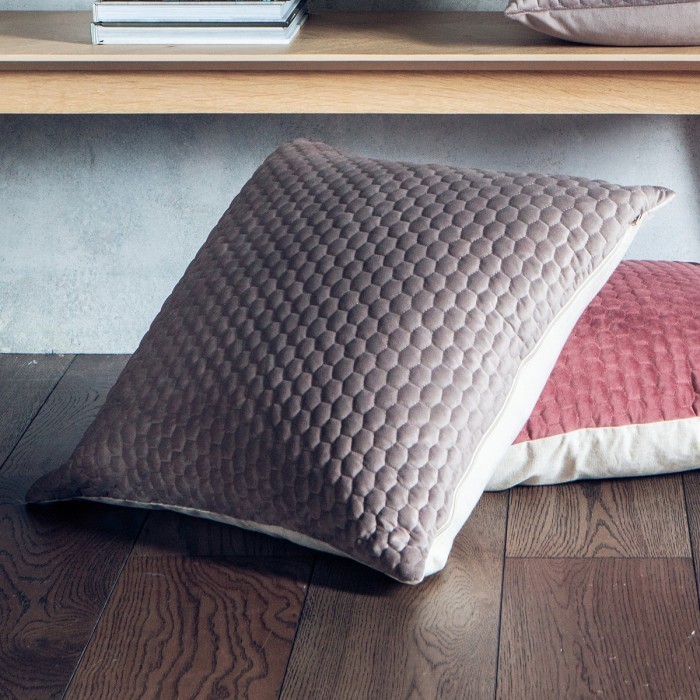 

Подушка Соты Gallery Direct Honeycomb Taupe темно-серый