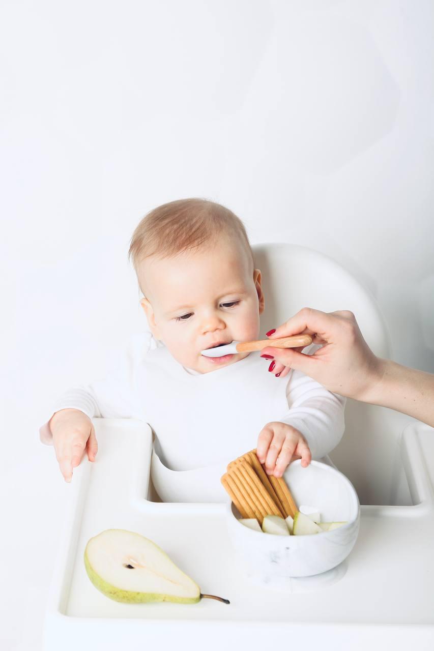 

Набор силиконовой посуды детский тарелка ложка + слюнявчик OrganicMom ORG505 Серый