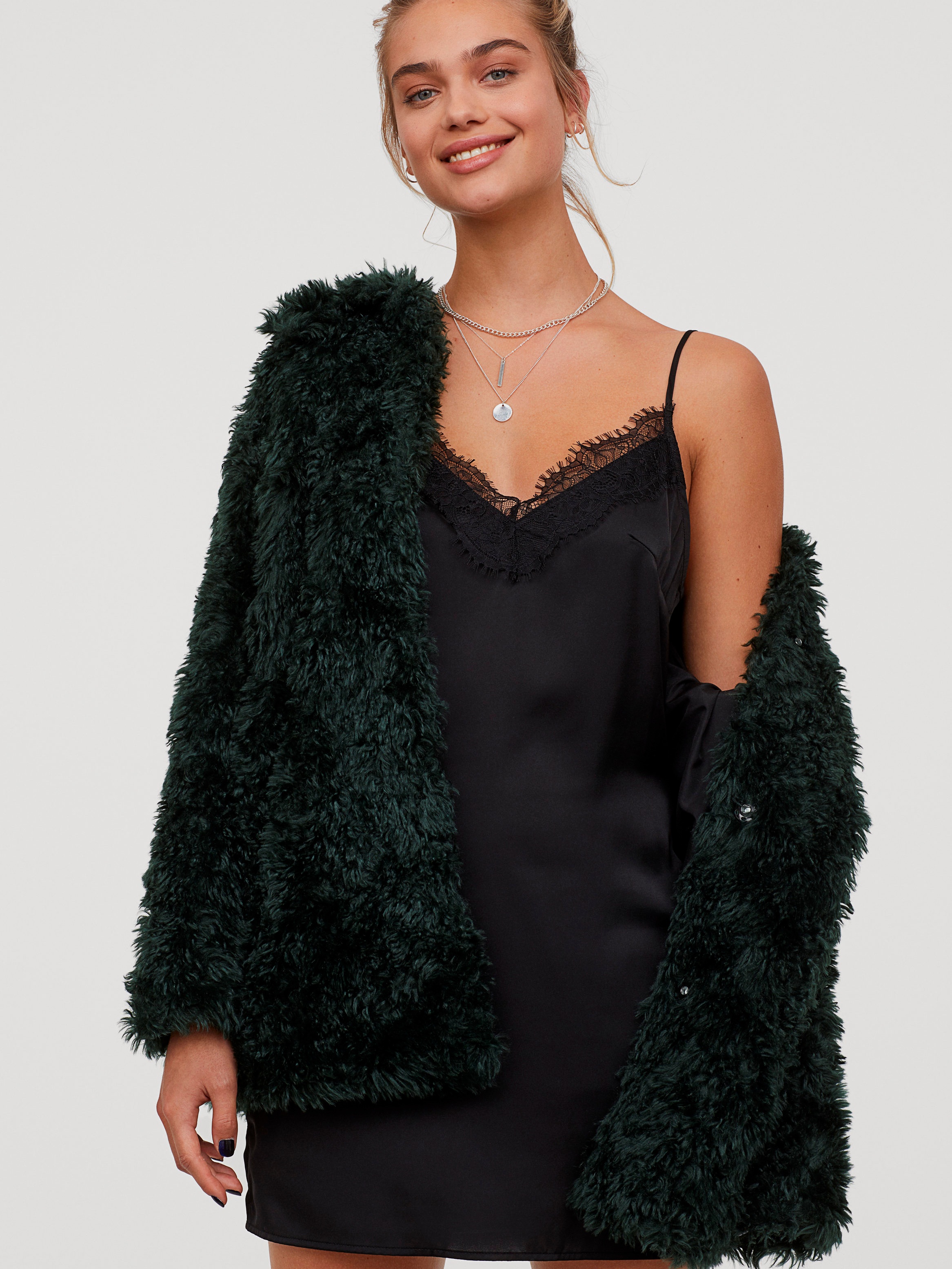 

Платье H&M 0832841-0 32 Черное