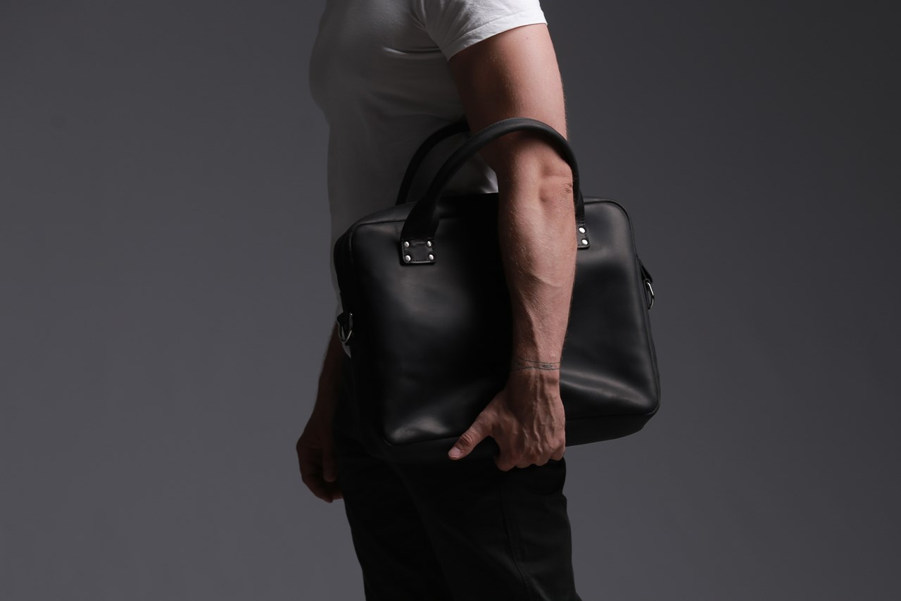 

Мужская дизайнерская сумка Holla ручной работы из натуральной кожи, MESSENGER BAG // BLACK (hl-MESSENGER BAG)