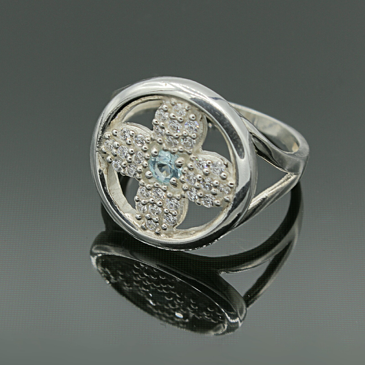 

Серебряное кольцо с фианитами Космея 19 размер