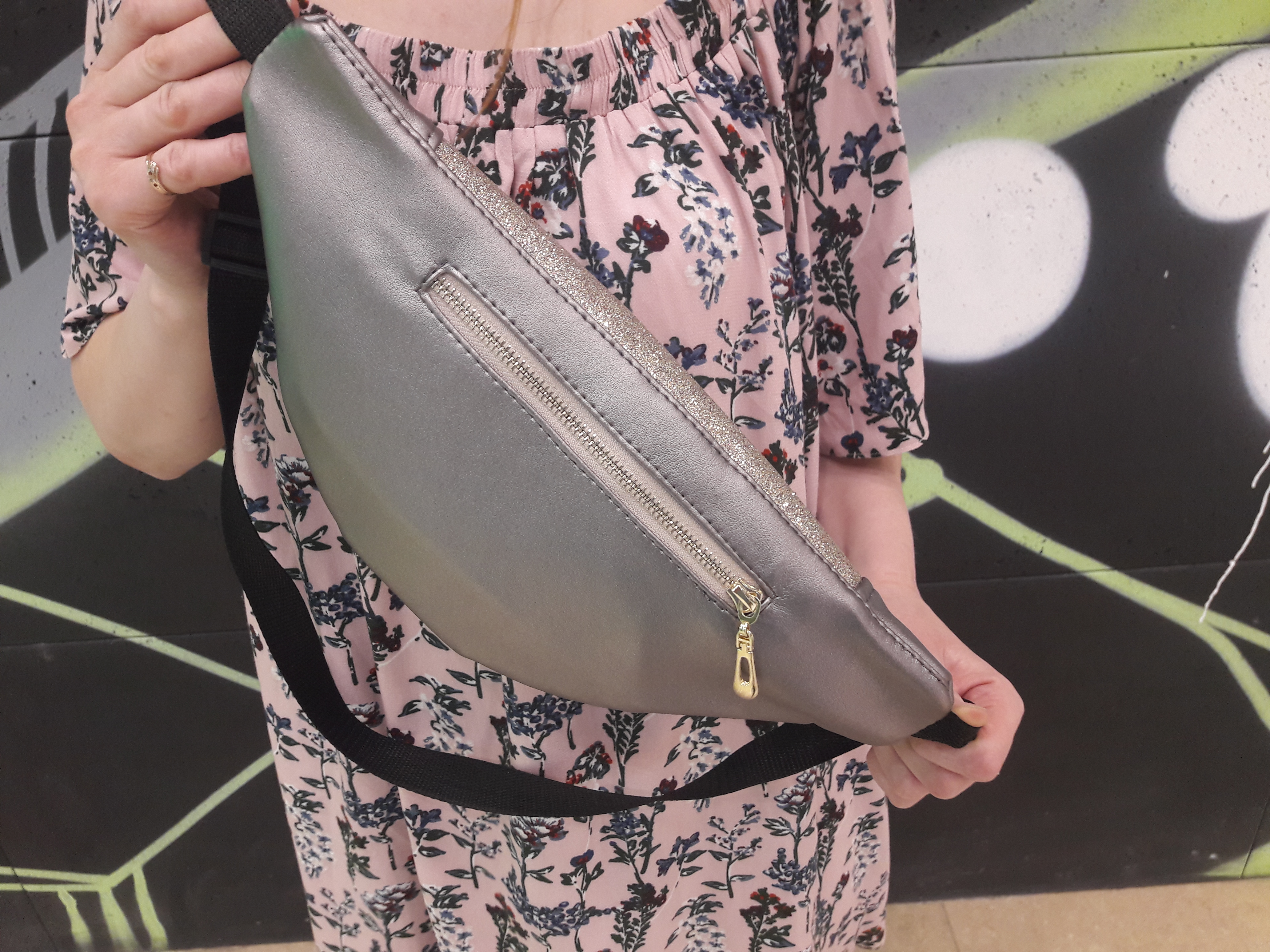 

Сумка на пояс бананка Hoso MSO silver dark з блискітками, Sambag