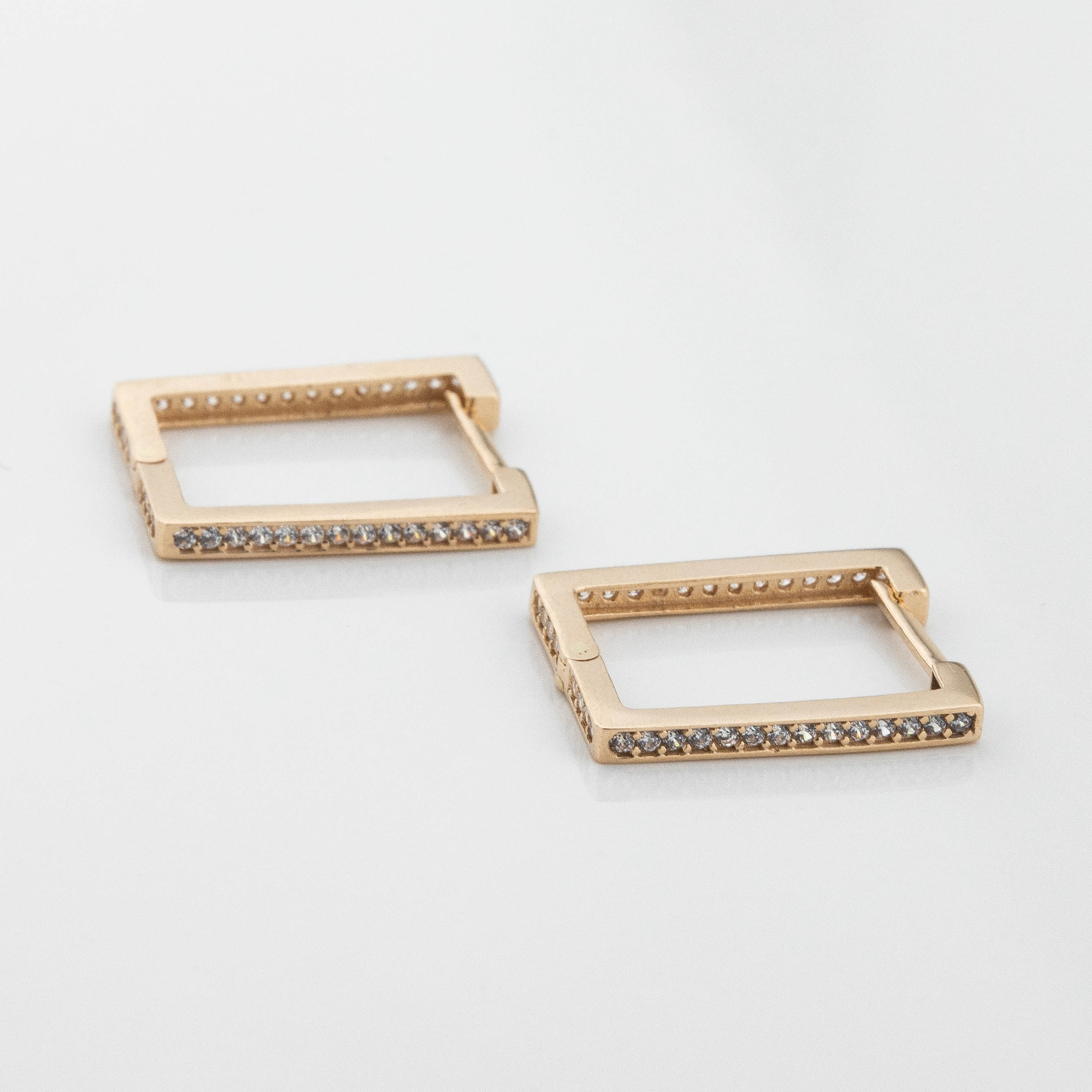 

Серьги с фианитами из красного золота c121731 Диамант