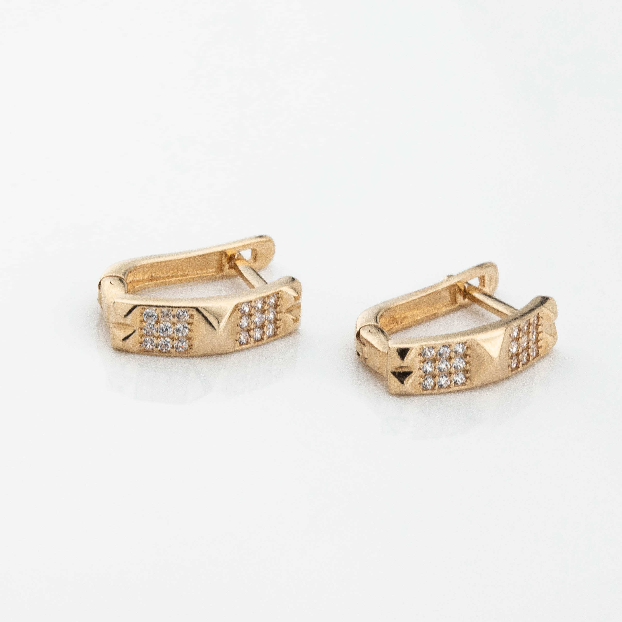

Серьги с фианитами в красном золоте c121736 Диамант