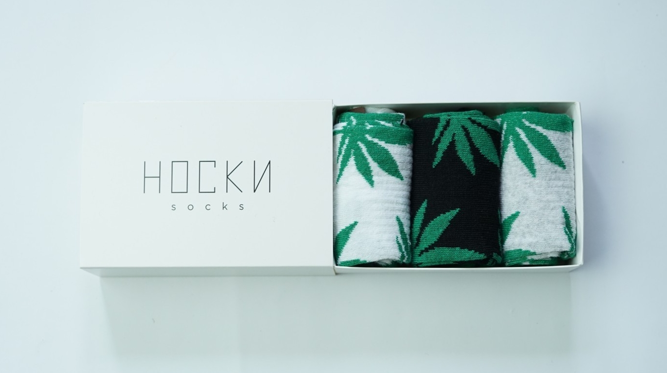 

Носки мужские с принтом "Cannabis" Be HAPPY and SMILE, высокие, в подарочной коробке, комплект 3 пары, Размер: 42-45