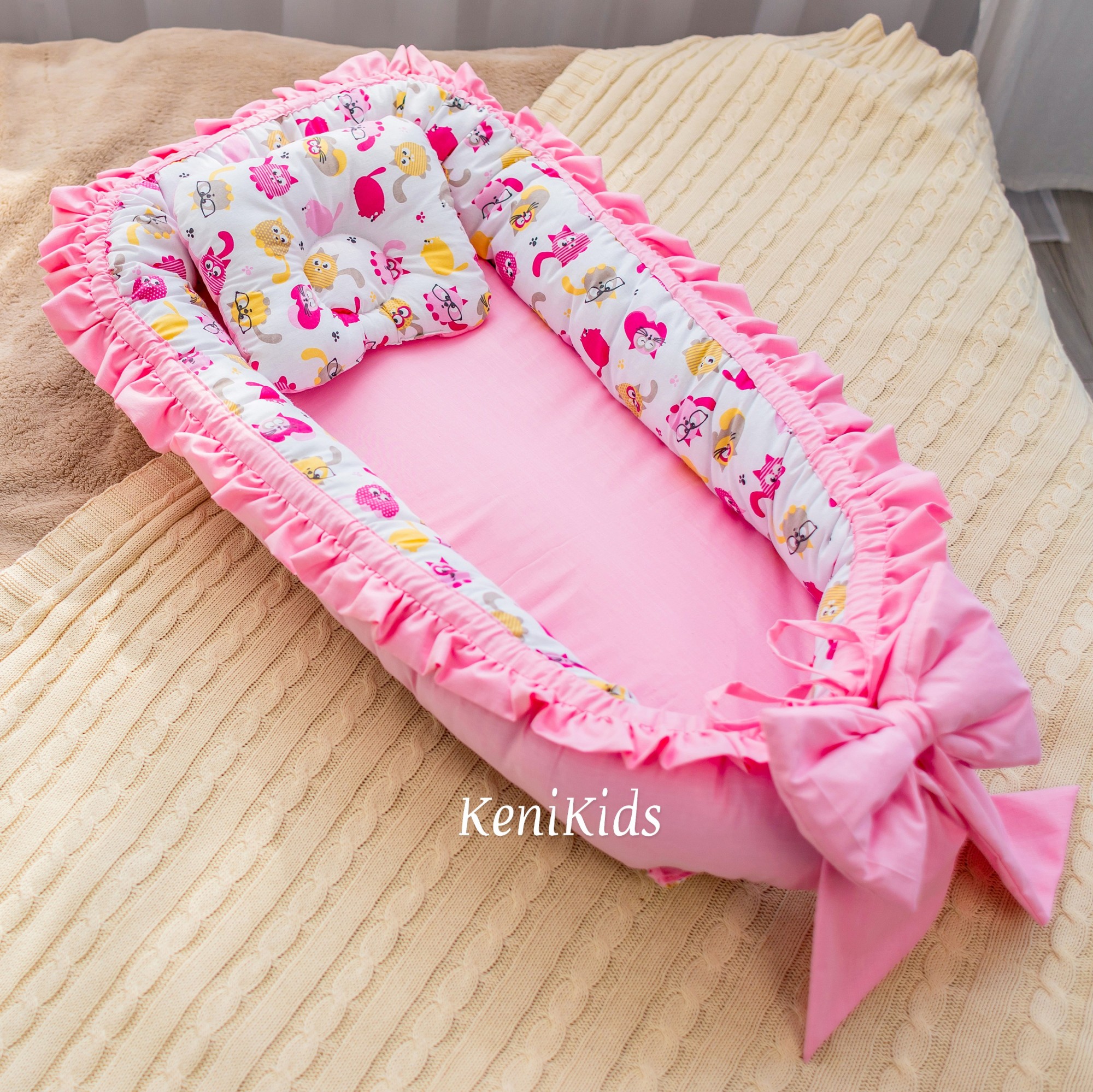 

Кокон-гнёздышко для новорожденных KENI KIDS Котики 100x58 см. с ортопедической подушкой Розовый
