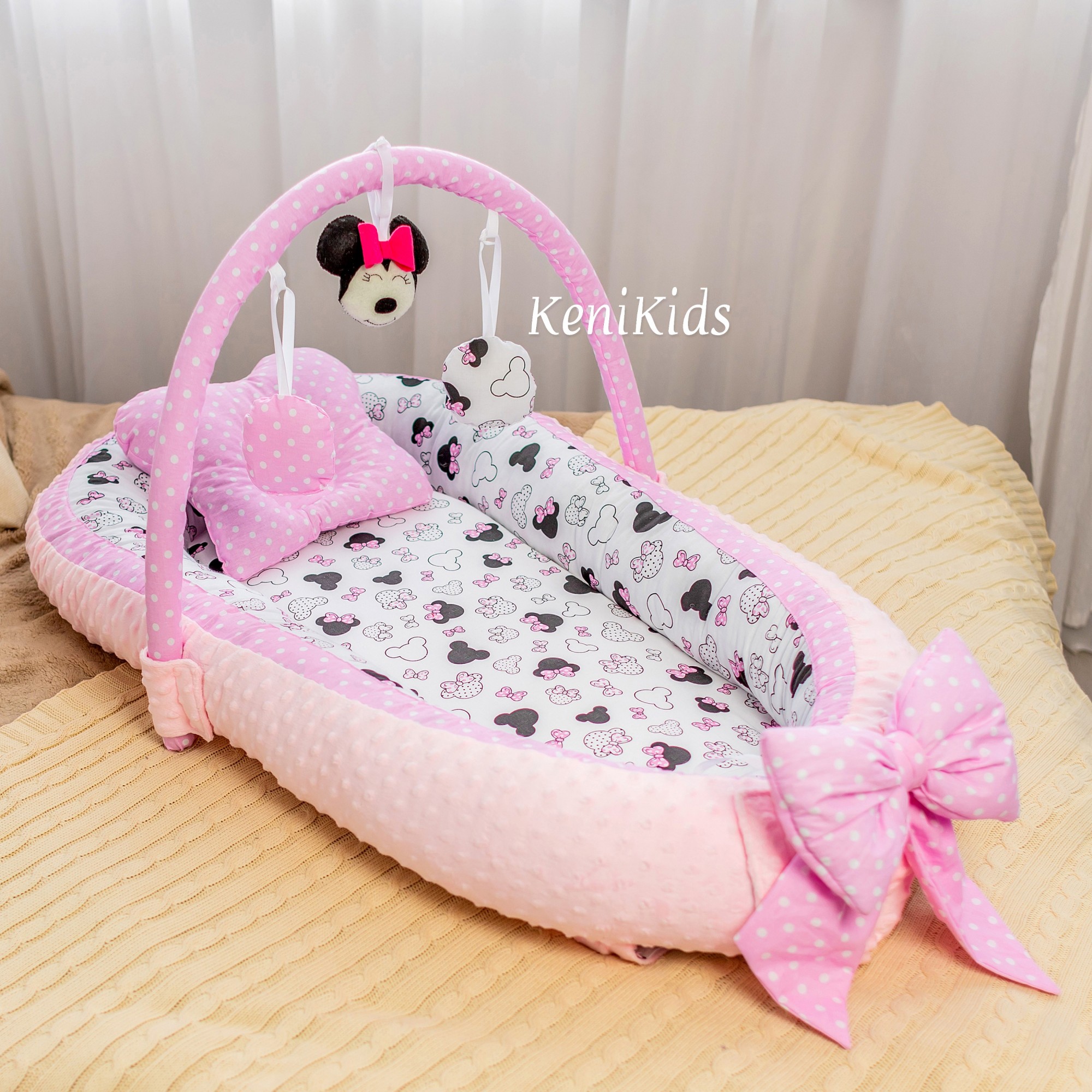 

Кокон-гнёздышко для новорожденных KENI KIDS Микки Маус 100x58 см. с ортопедической подушкой Бело-Розовый