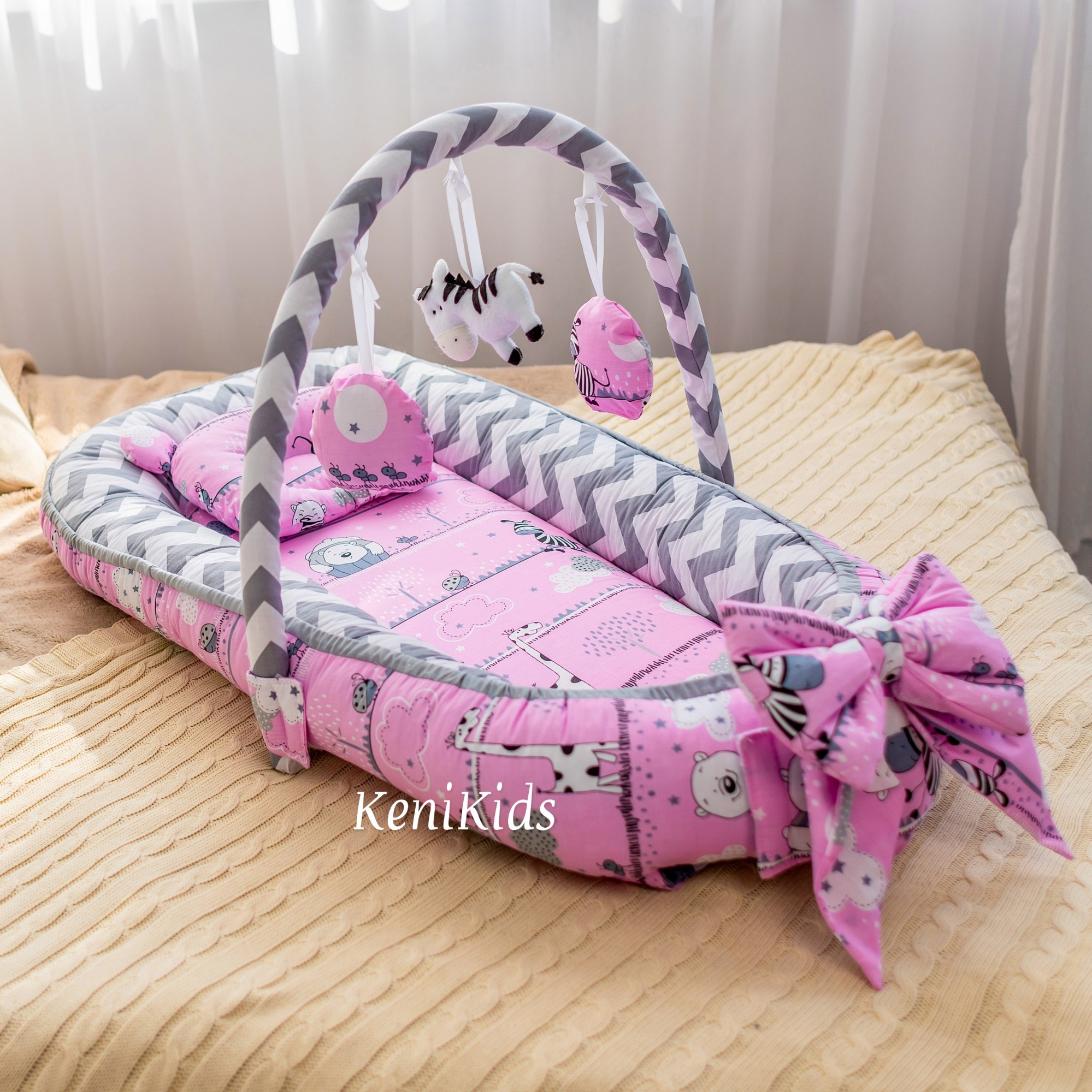 

Кокон-гнёздышко для новорожденных KENI KIDS Зебры 100x58 см. с ортопедической подушкой Серо-Розовый