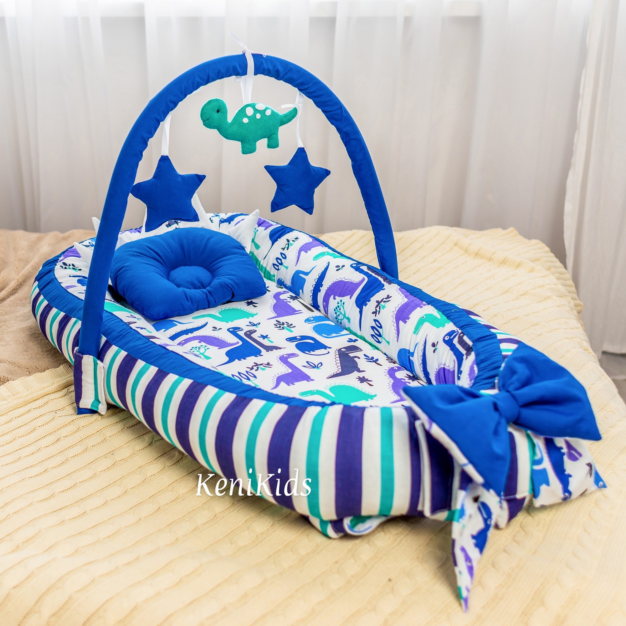 

Кокон-гнёздышко для новорожденных KENI KIDS Динозавры 100x58 см. с ортопедической подушкой Бело-Синий