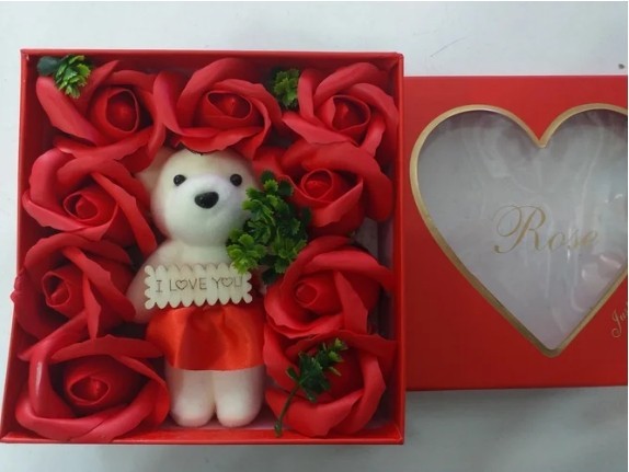 

Мыльные красные розы с мишкой в коробке с сердцем