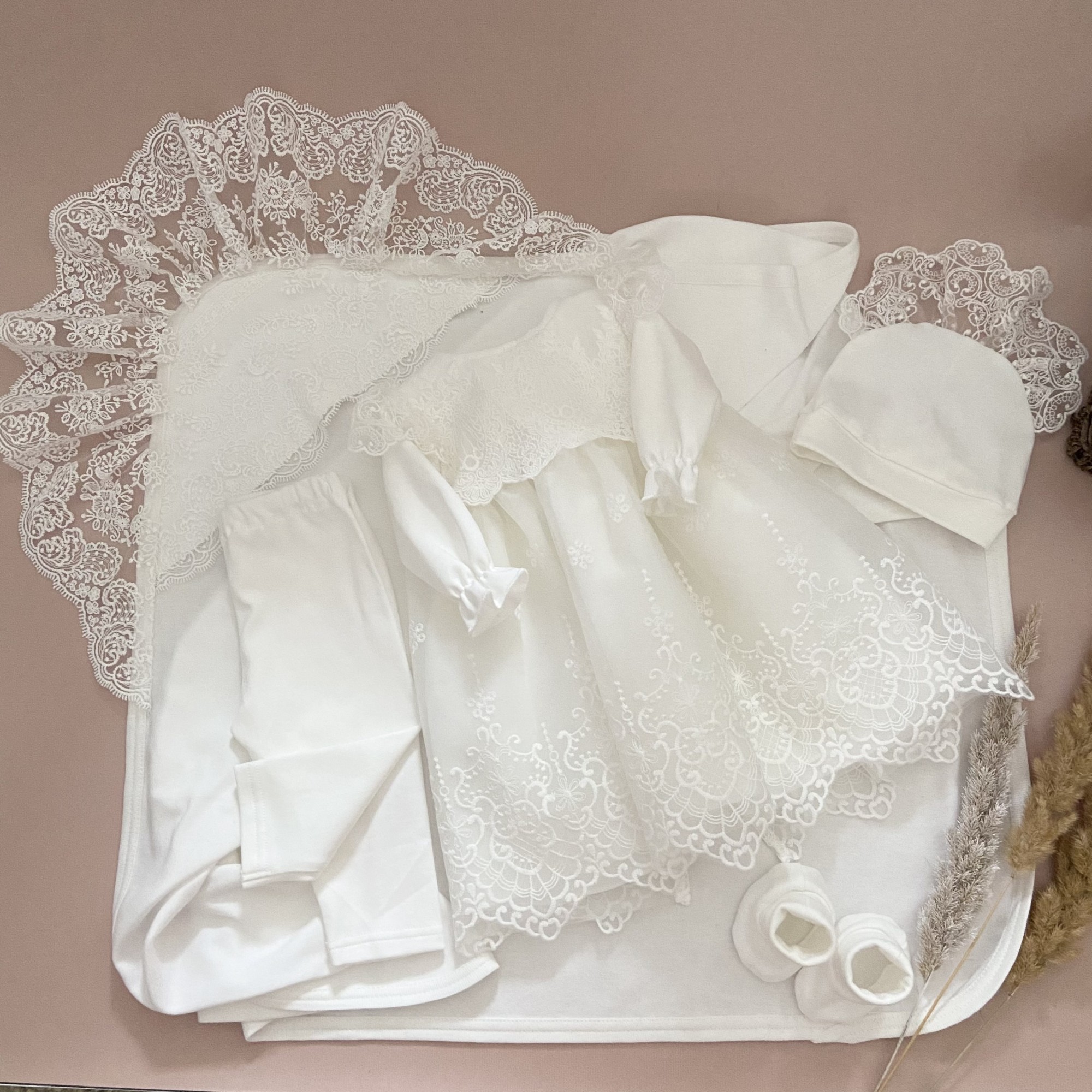 

Комплект на крестины для девочки (платье, штанишки, пинетки, шапочка и крыжма) 62 молочный