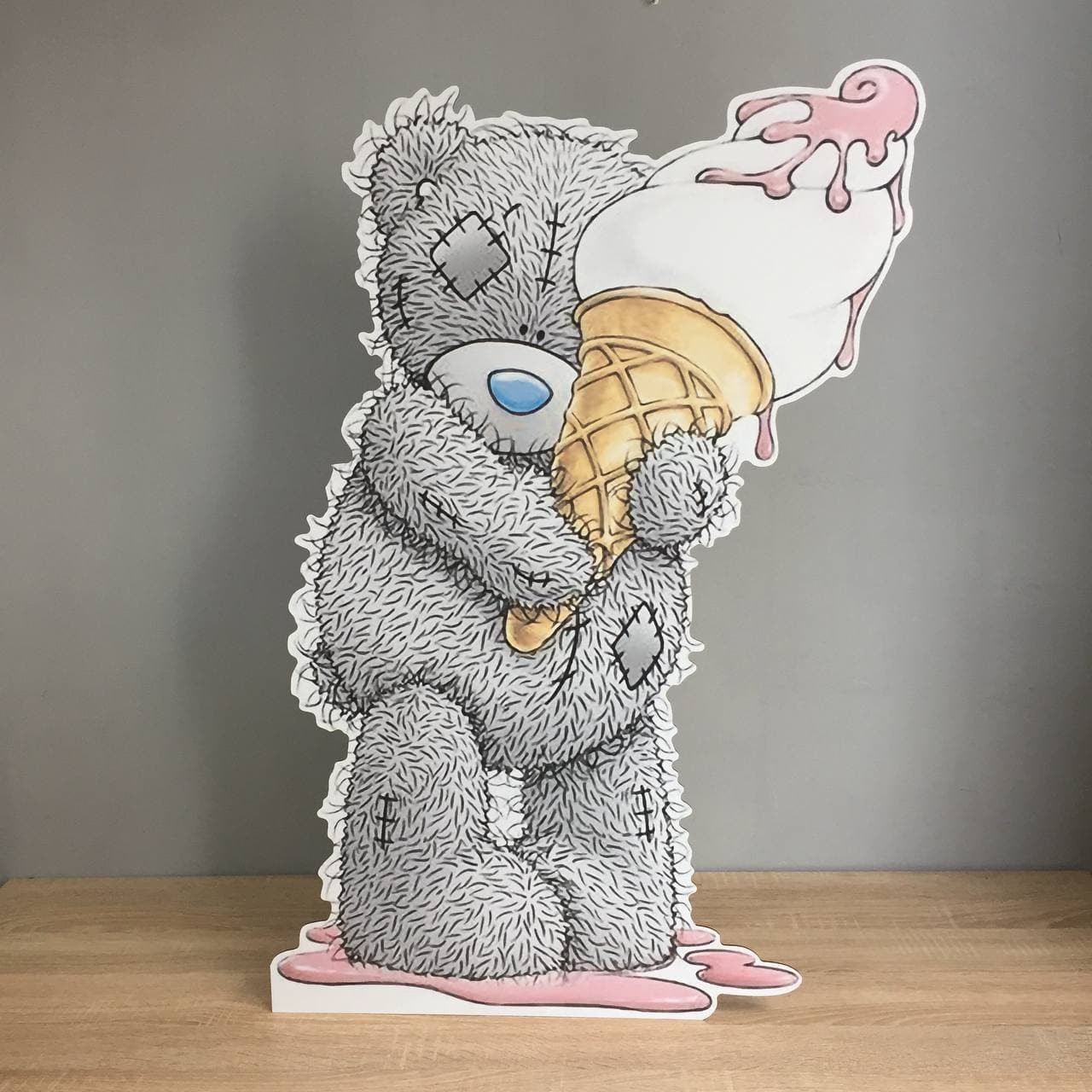 

Ростовая фигура для праздников - Медвежонок Teddy с мороженым - Высота 90см - основа 3мм ХДФ с подставкой