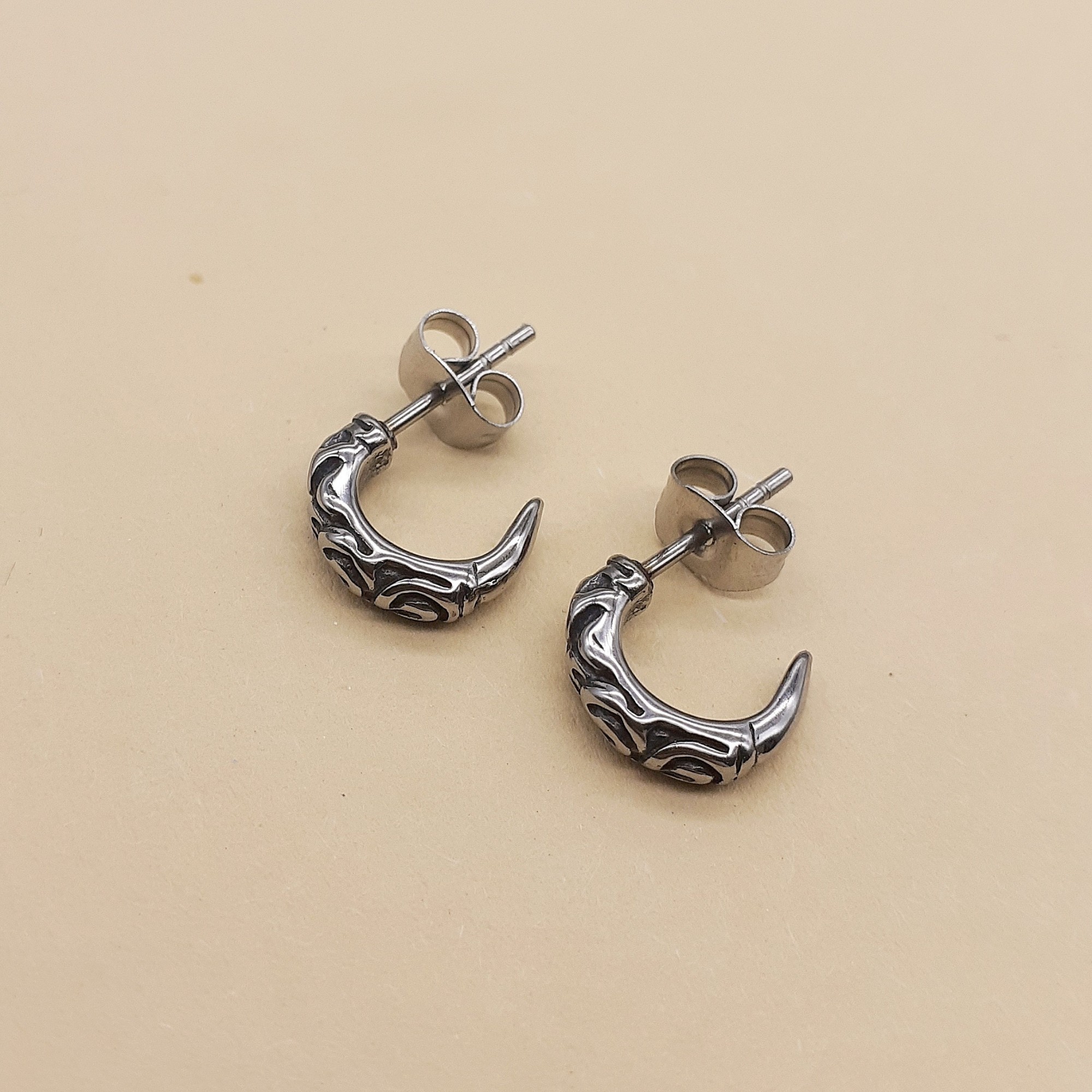 

Серьги-пуссеты Steel Evolution "Claw" из медицинской стали 2339