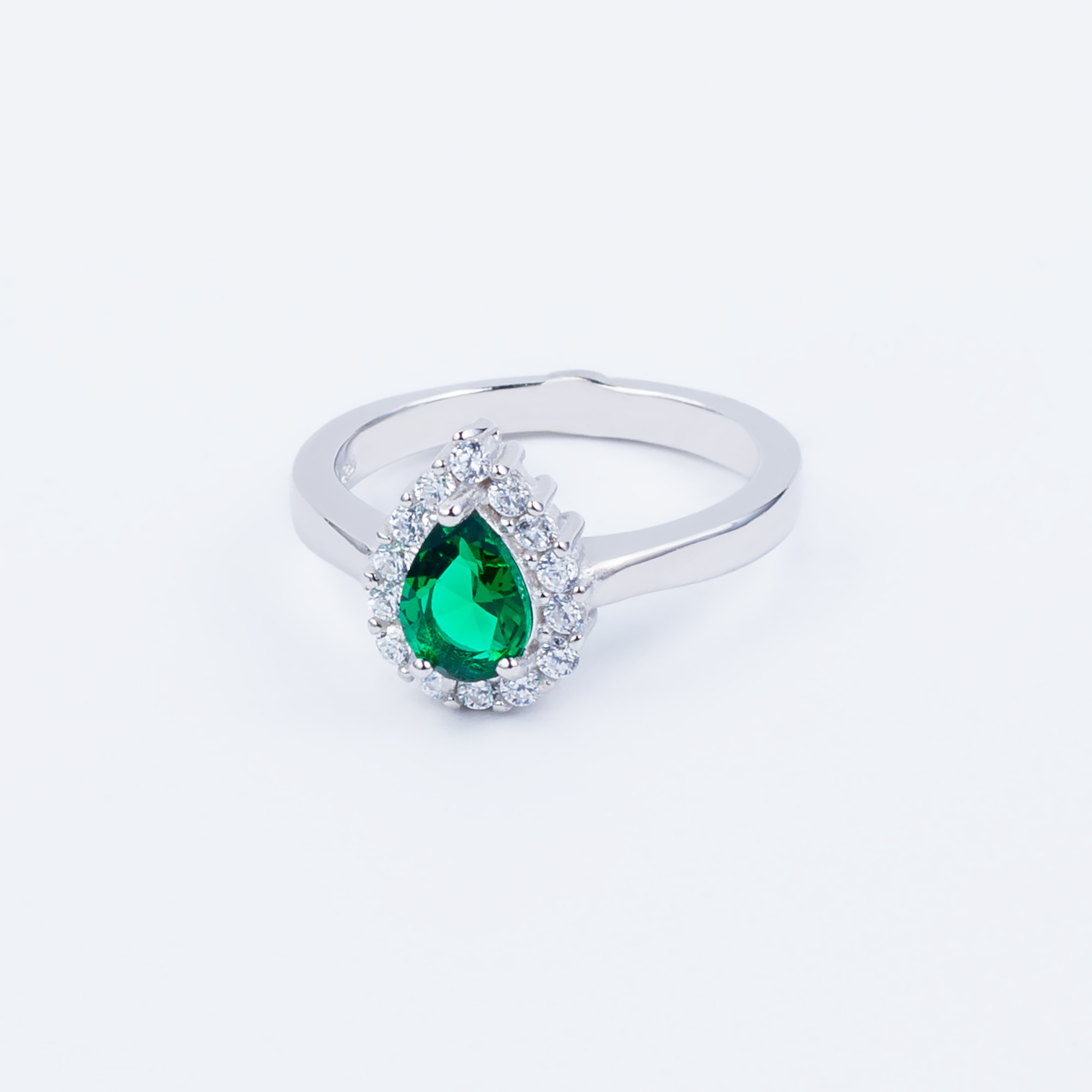 

Каблучка TOP Silver размер 16,0 3,20 г 9510113з