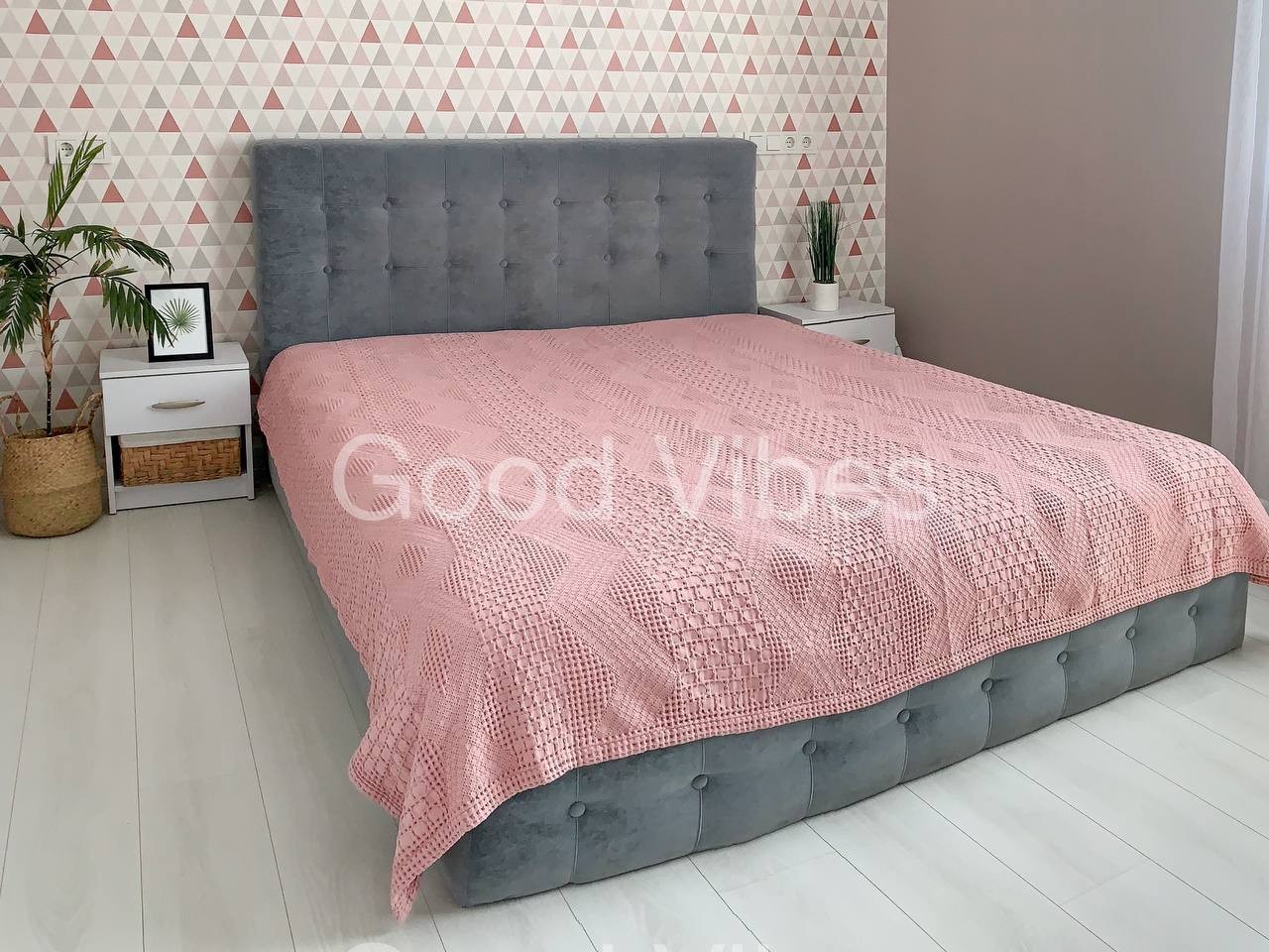 

Покрывало вафельное пике летнее c красивым геометрическим узором светло-розового цвета 160х200 см Koloco