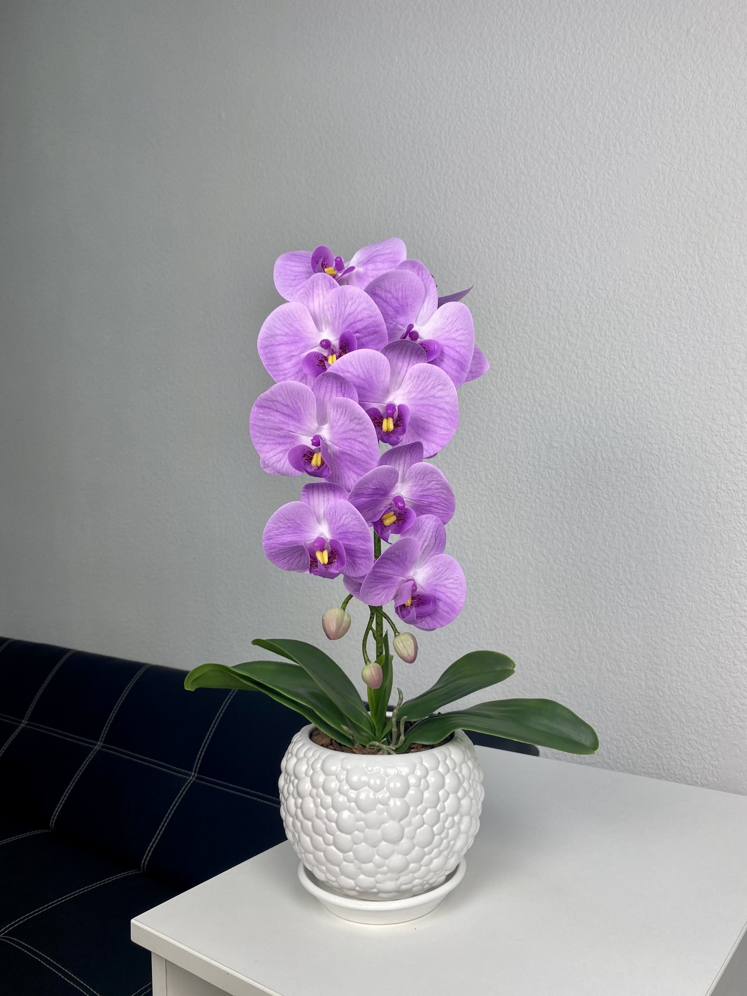 

Латексная орхидея Premium в белом керамическом горшке "Бабл" на 1 веточку сиреневый 55см 0097