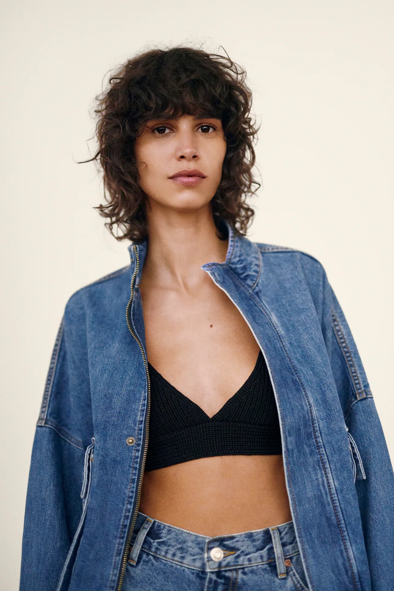 

ДЖИНСОВАЯ КУРТКА ZARA С КАРМАНАМИ S