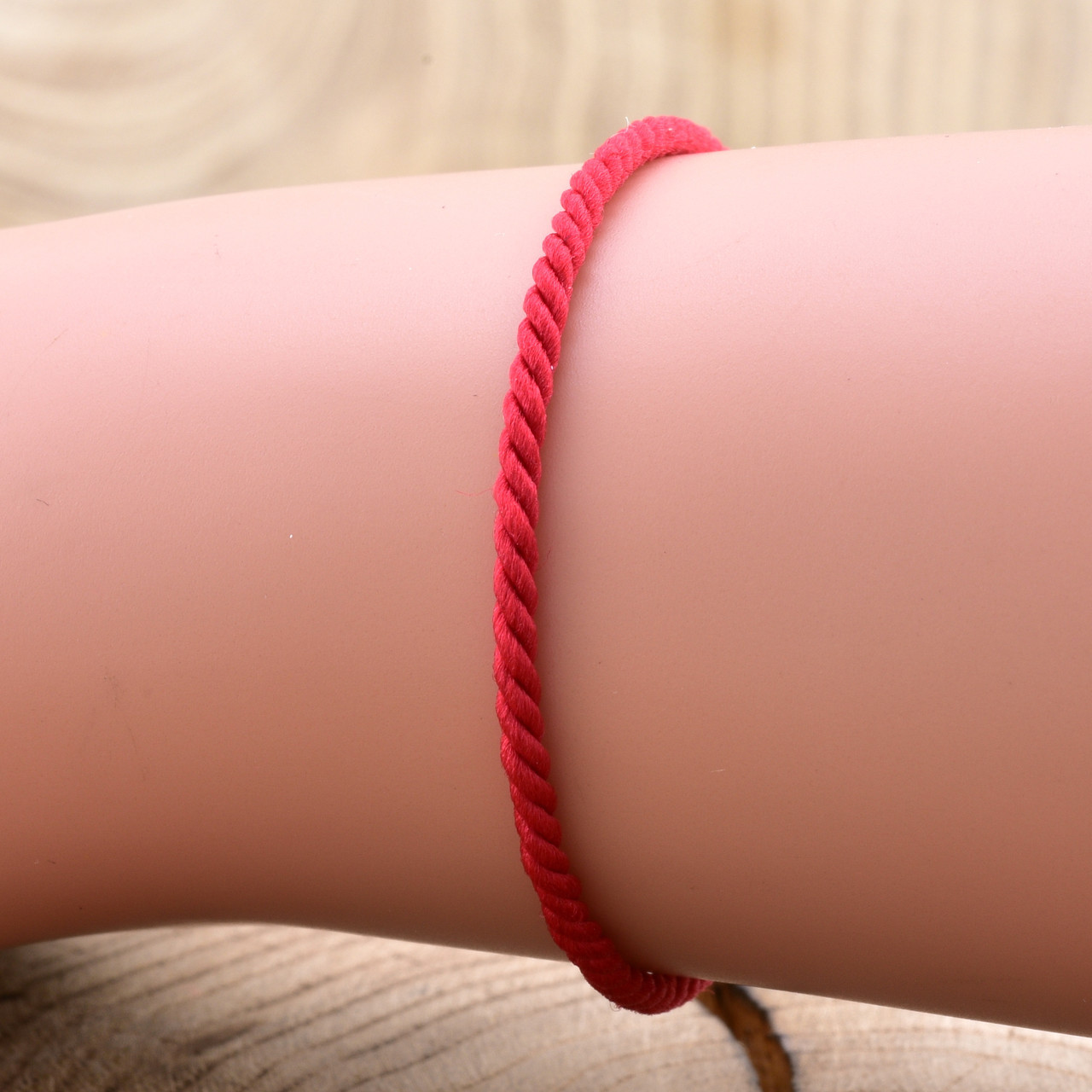 

Серебряный оберег Красная нить длина 17 см ширина 2 мм вес серебра 0.7 г