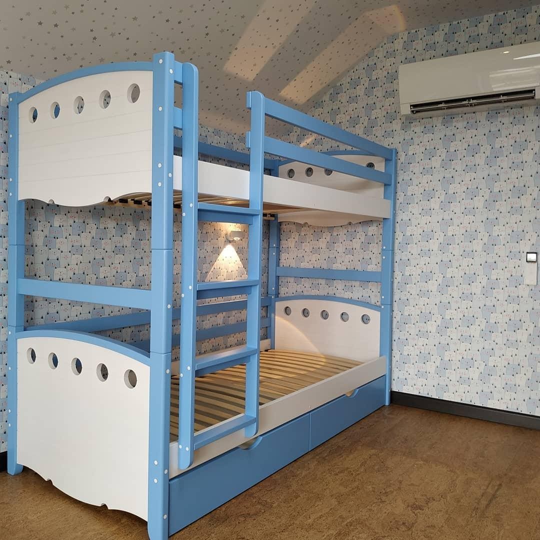 

Кровать двухъярусная RainbowDream Анри 80х190 см бело-голубой массив ольхи, с ящиками и бортом