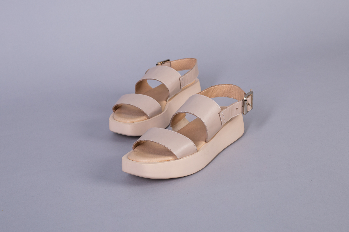 

Босоніжки жіночі шкіряні LuxuryShoes 8123/37 (24 см) Темно бежеві