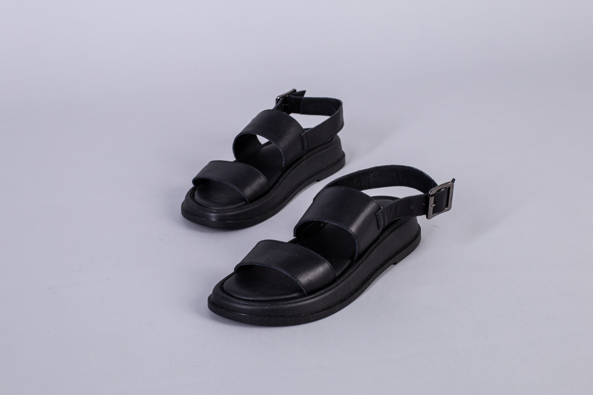 

Босоніжки шкіряні на низькому ходу LuxuryShoes 8120/37 (23,5 см) Чорний