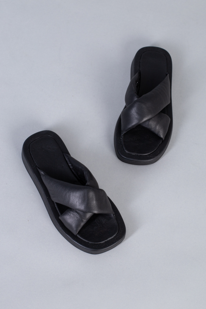 

Шльопанці жіночі шкіряні LuxuryShoes 6749-2/36 Чорний
