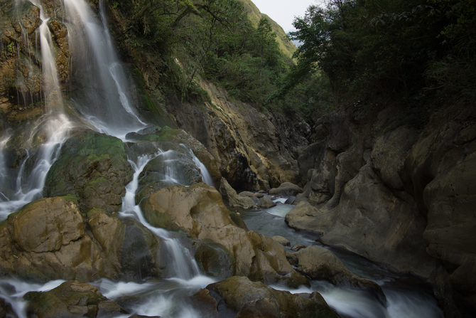 

Фотообои Природа 'Водопад между скал' (2295) , Песок