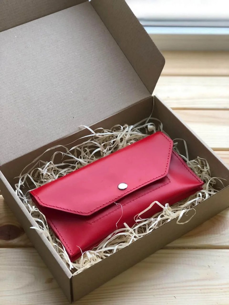 

Женский кожаный кошелек Fresh на кнопке Hand Made красный 20*10