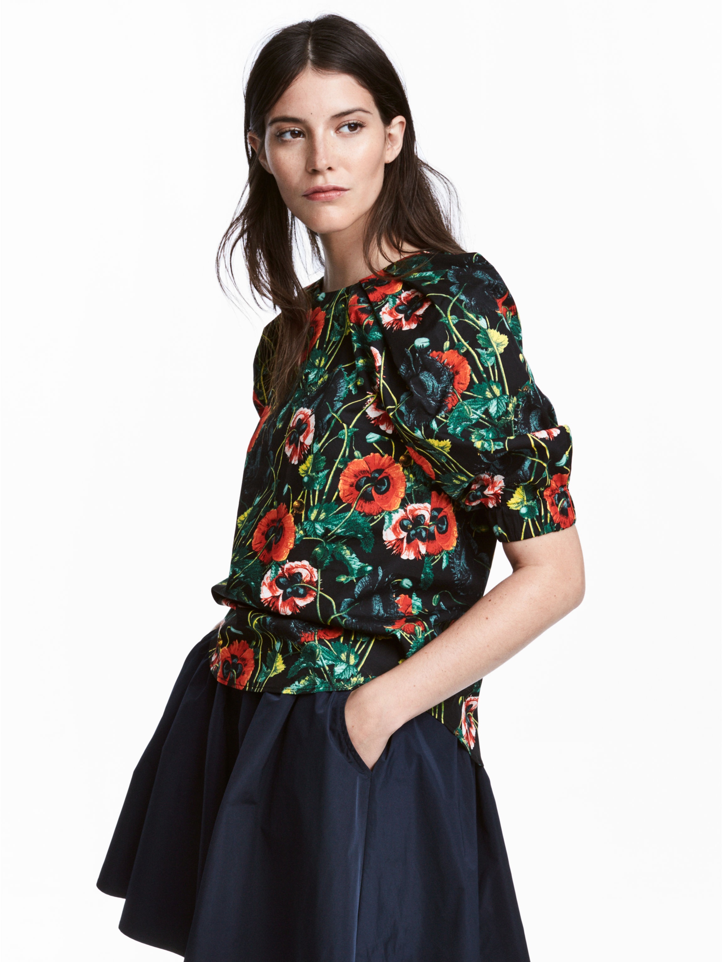 

Блузка H&M 5512576 42 Черная с цветами