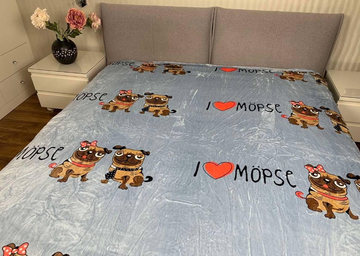 

Нежный мягкий плед покрывало с мопсами на двуспальную кровать 200*220