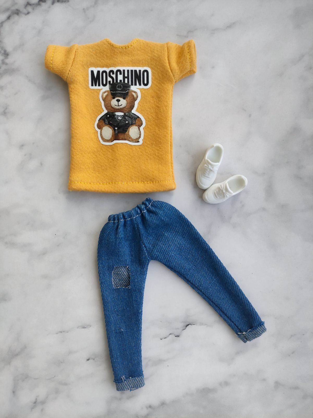 

Футболка Moschino, джинсы и кроссовки для кукол Blythe 30 см (кукла в комплект не входит), одежда для Blythe (34692837)