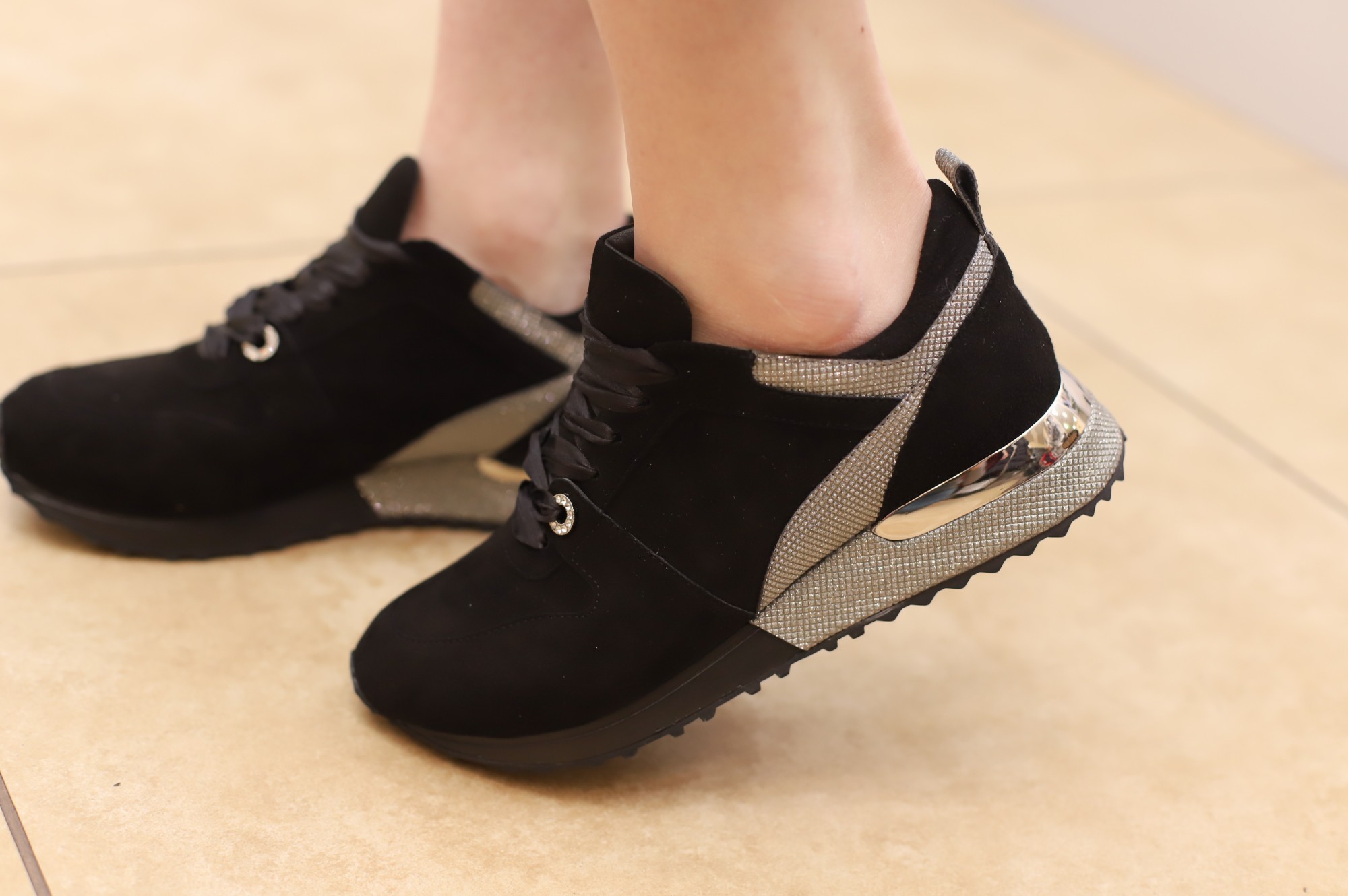 

Кроссовки Gina 827-20 Черные 40 (25 см)