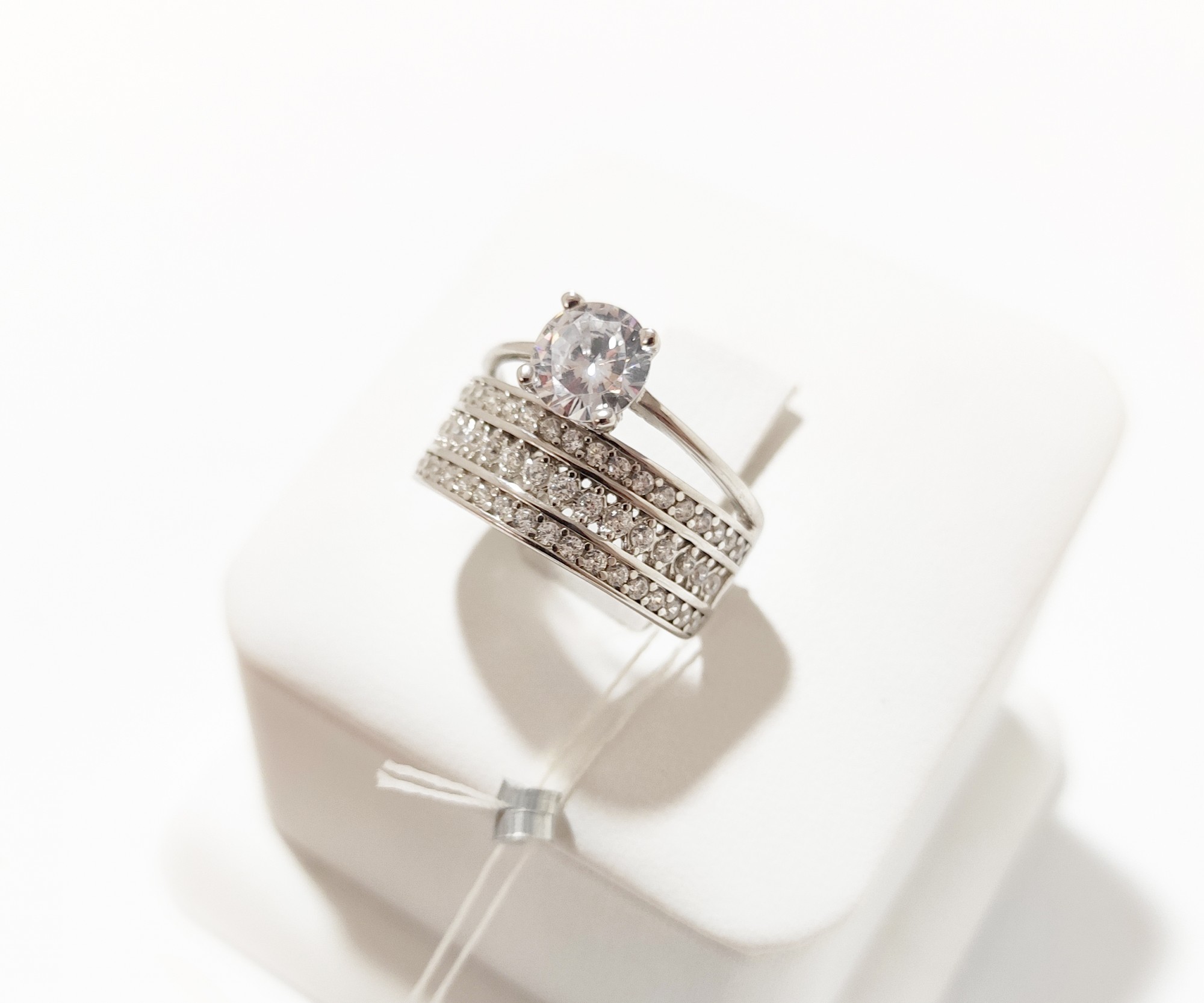 

Серебряное кольцо 0109 КШ с россыпью куб. циркония 19 размер