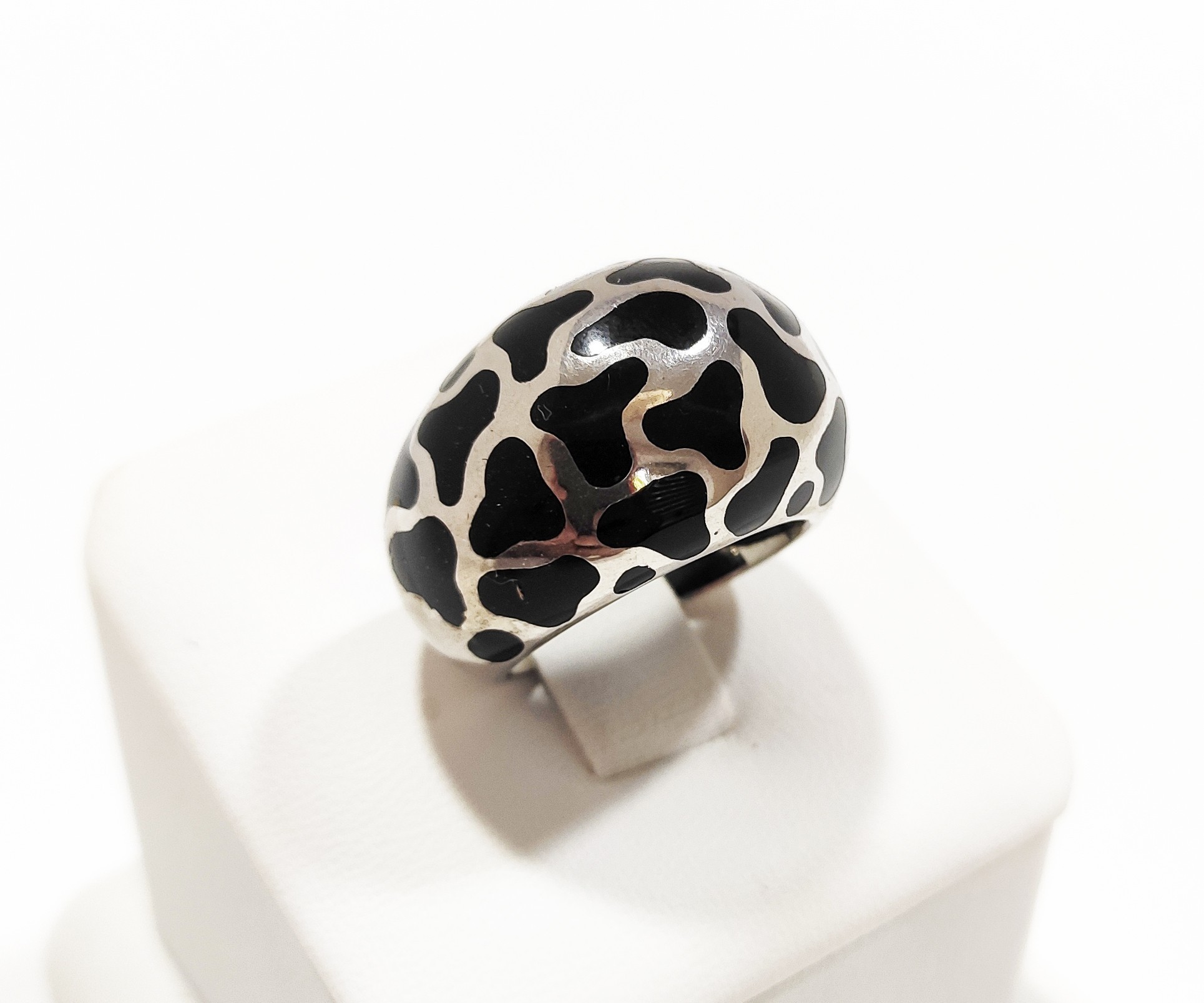 

Серебряное кольцо КОЮМ 0090 с эмалью 18,5 размер