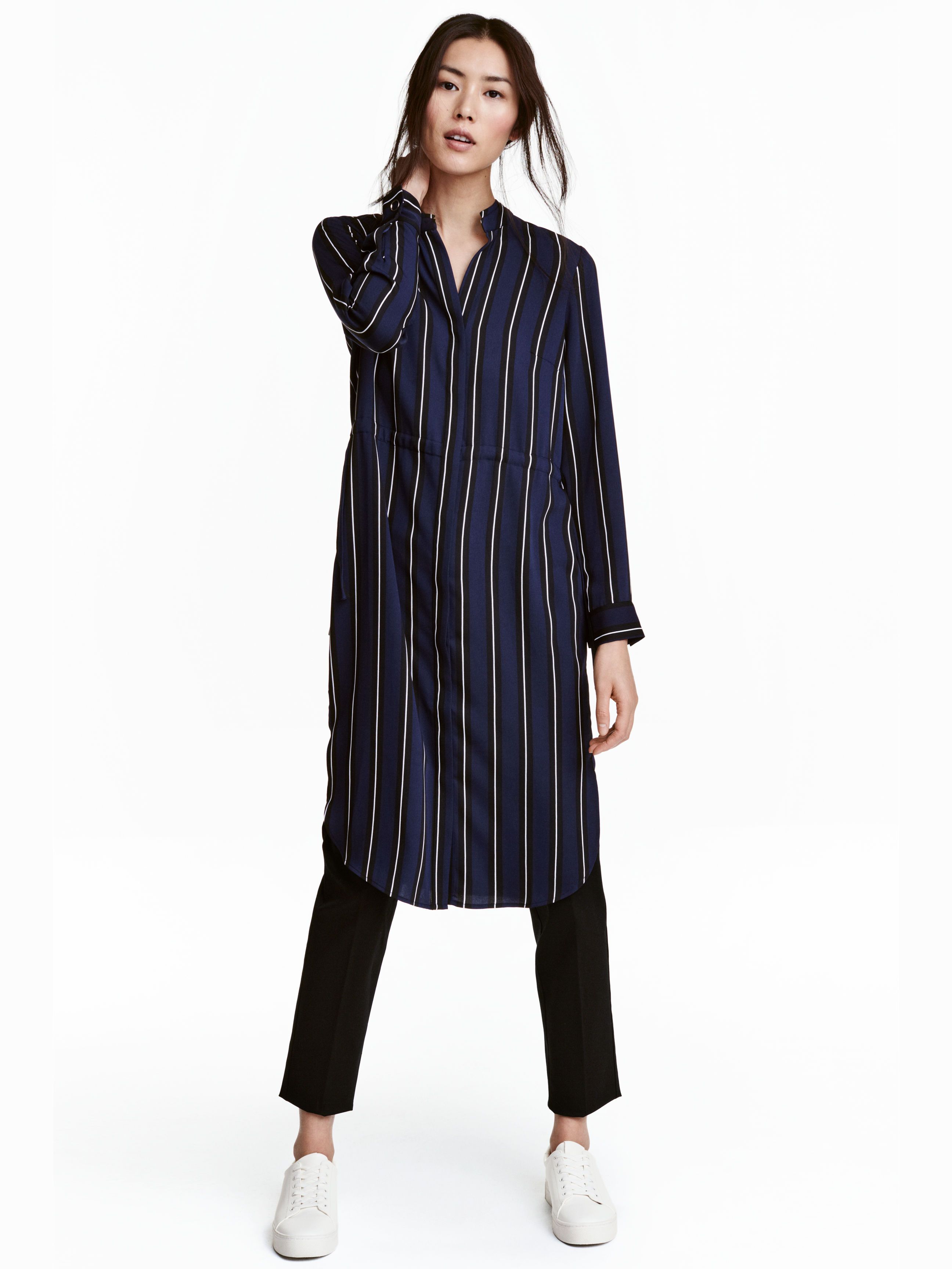 

Платье H&M 4530295-AAVT 34 Темно-синее с разноцветным