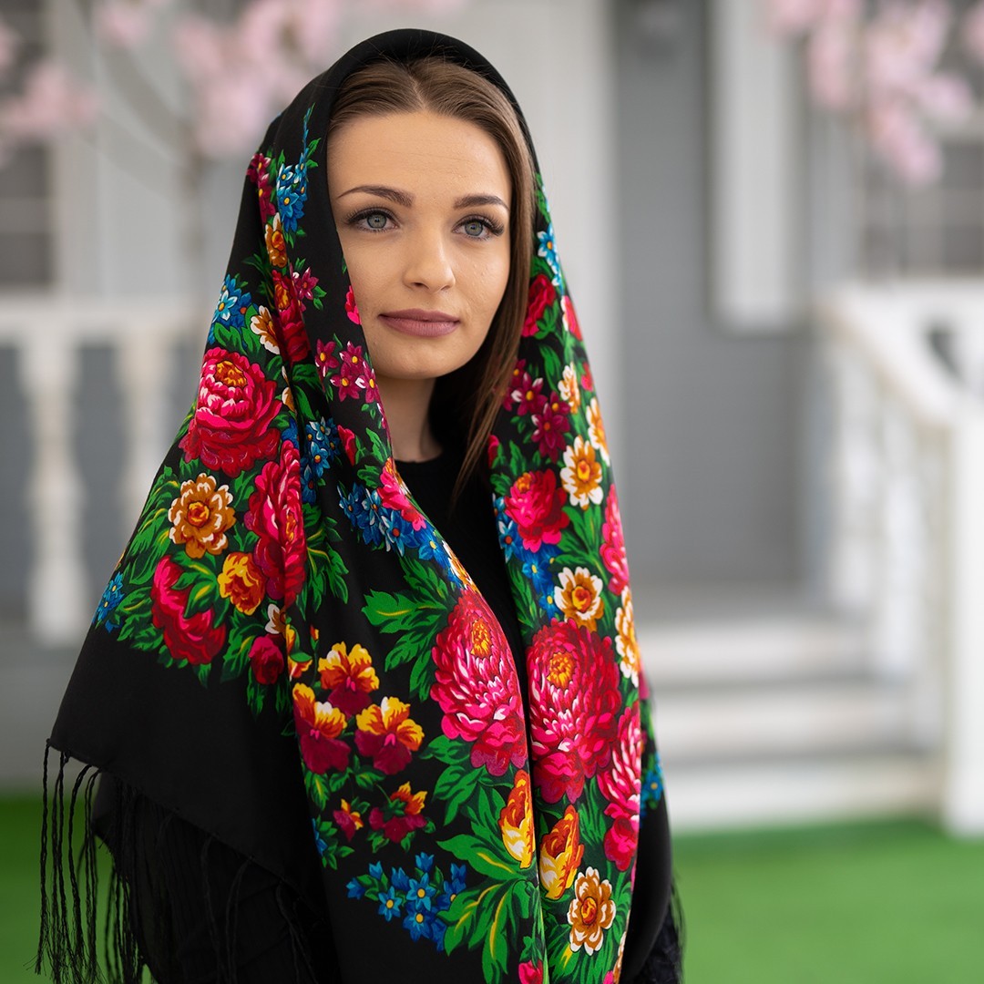 

Чорна шерстяна хустина Слова любові 1350.2