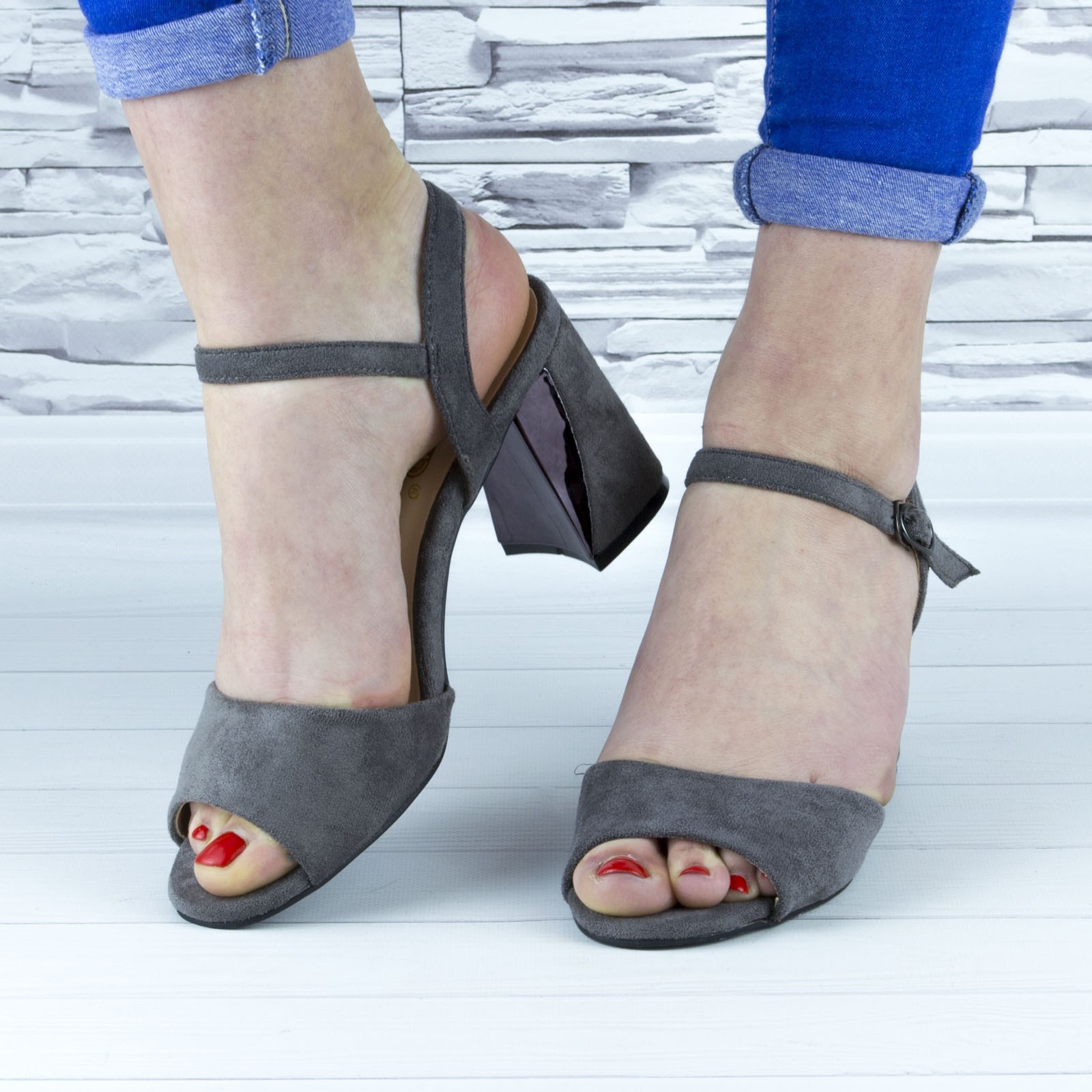 

Босоножки женские Stilli XX111--3 grey серые на устойчивом каблуке эко замша 38р (24,5 см) b-690