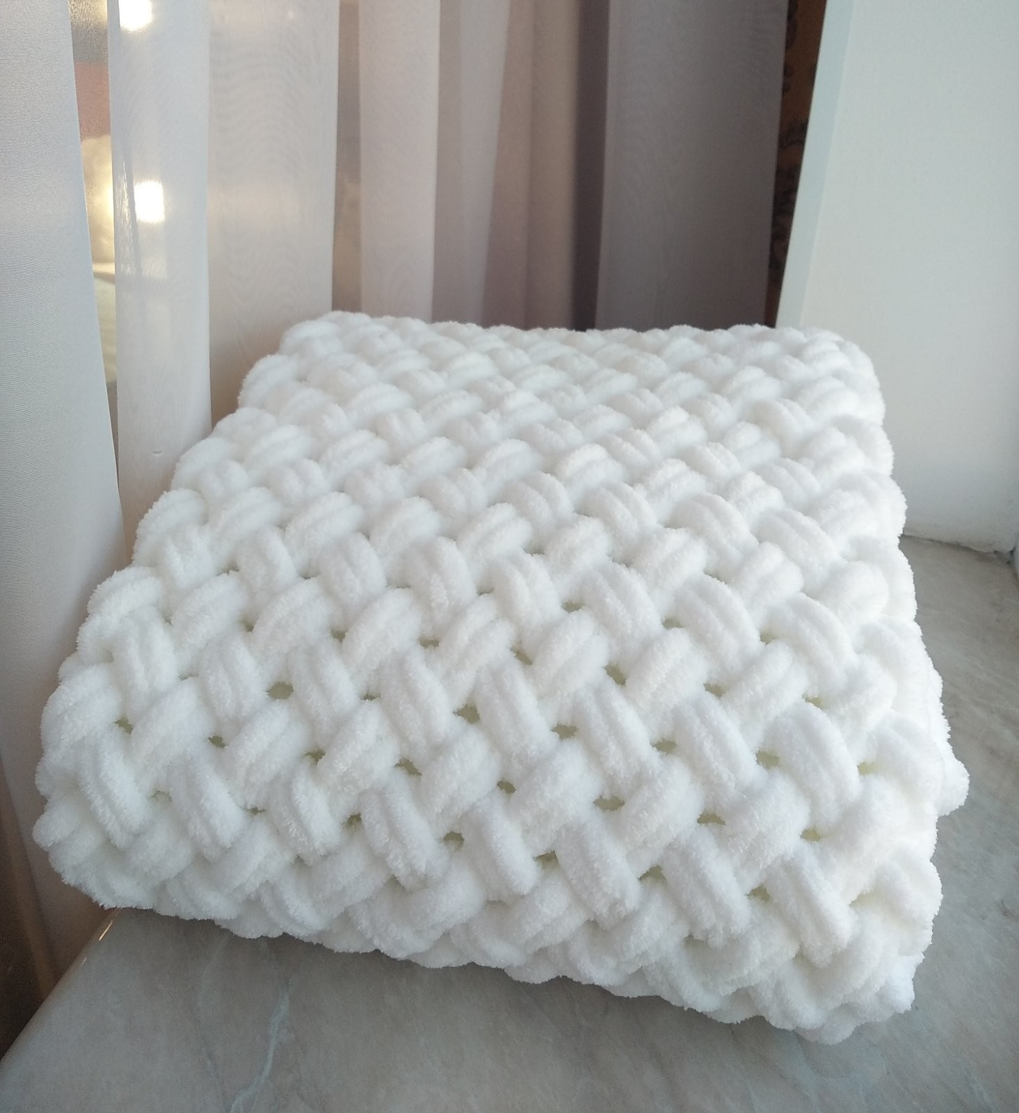 

Плед детский MamBaby из плюшевой гипоаллергенной пряжи премиум класса Alize puffy 120х120 см. Белый
