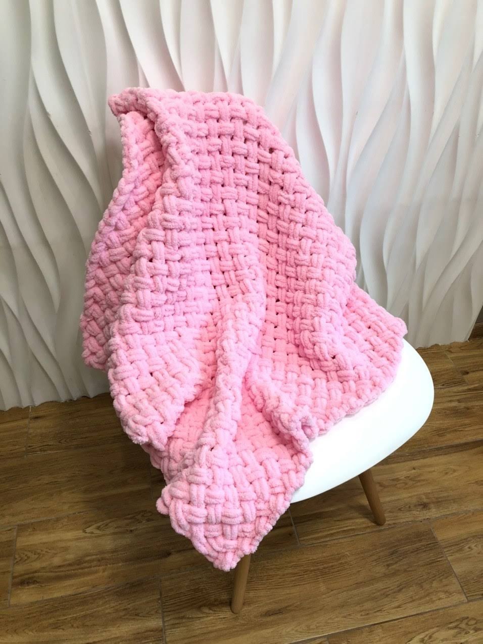 

Плед детский MamBaby из плюшевой гипоаллергенной пряжи премиум класса Alize puffy 120х120 см. Розовый