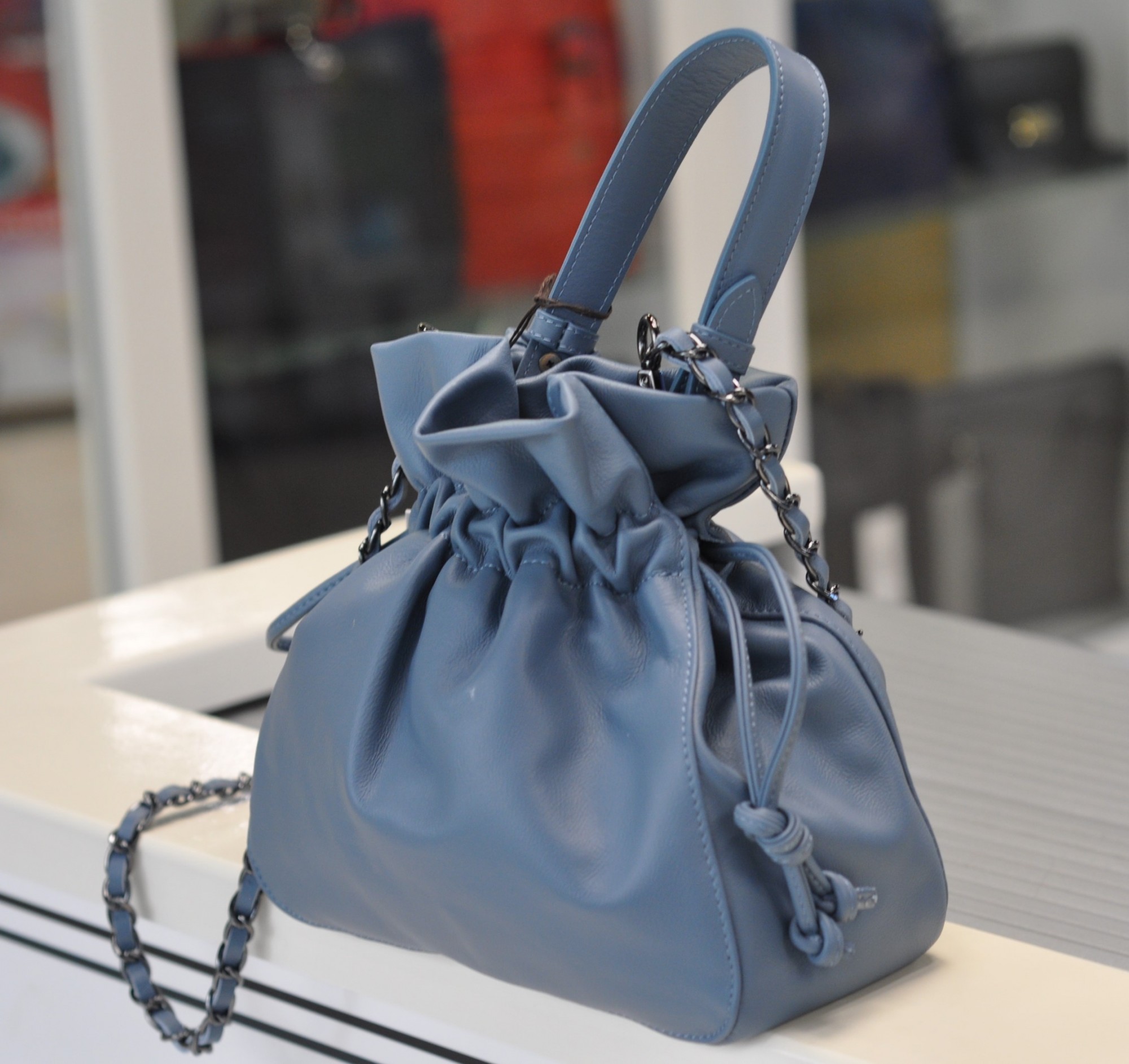 

Женская кожаная сумочка-мешочек Italian bag голубая
