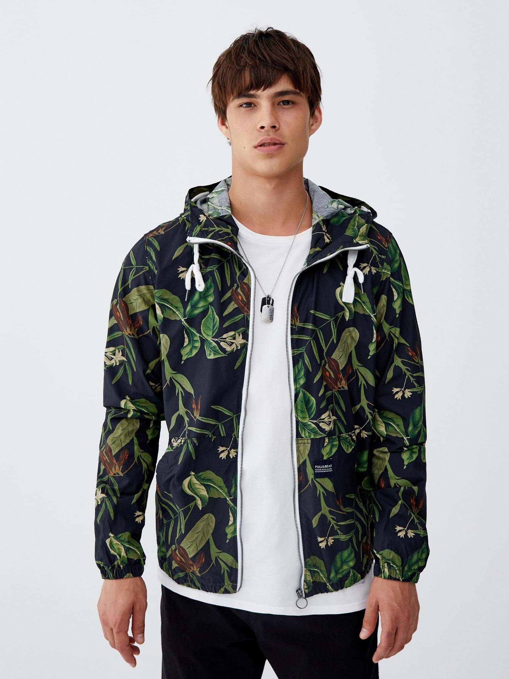 

Ветровка Pull & Bear 5711/535/502-ADMZ M Черная в узоры